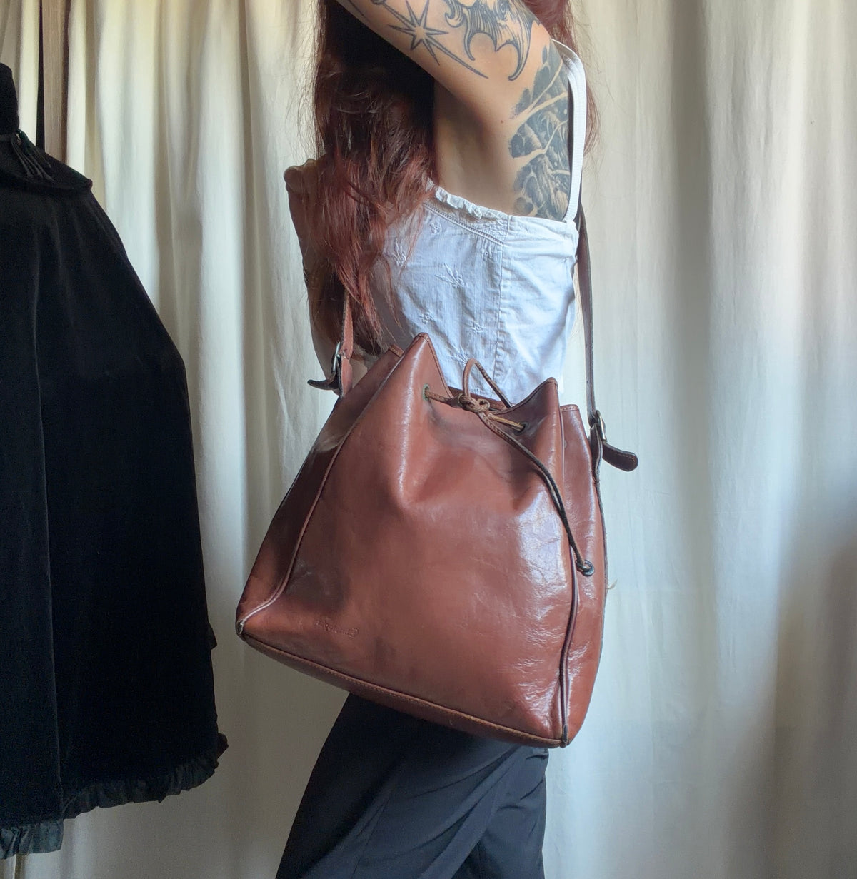 Sac seau cuir marron patiné à longue bandoulière style 90s dark academia