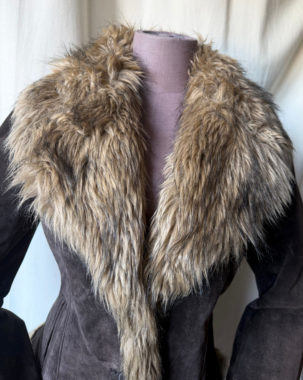 Brown leather jacket with large faux fur collar - Size M