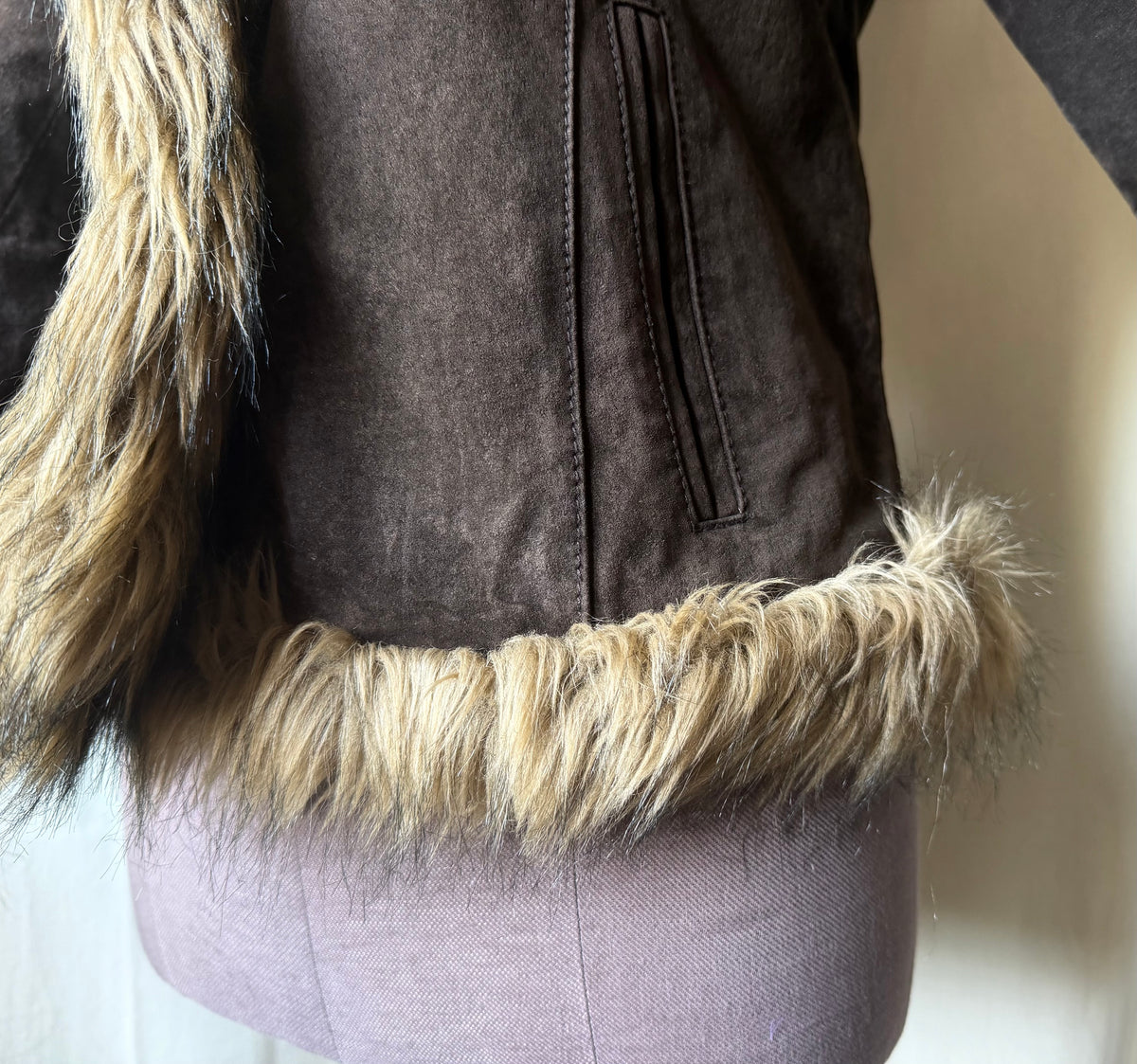 Brown leather jacket with large faux fur collar - Size M