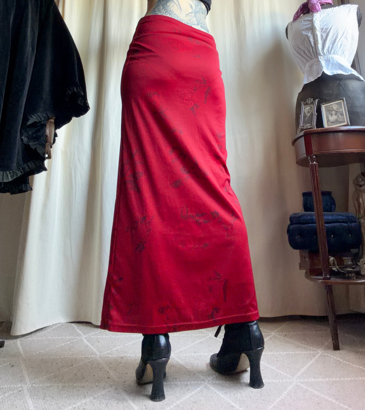 Jupe longue rouge motif floral noir coupe évasée style vampire goth - taille M