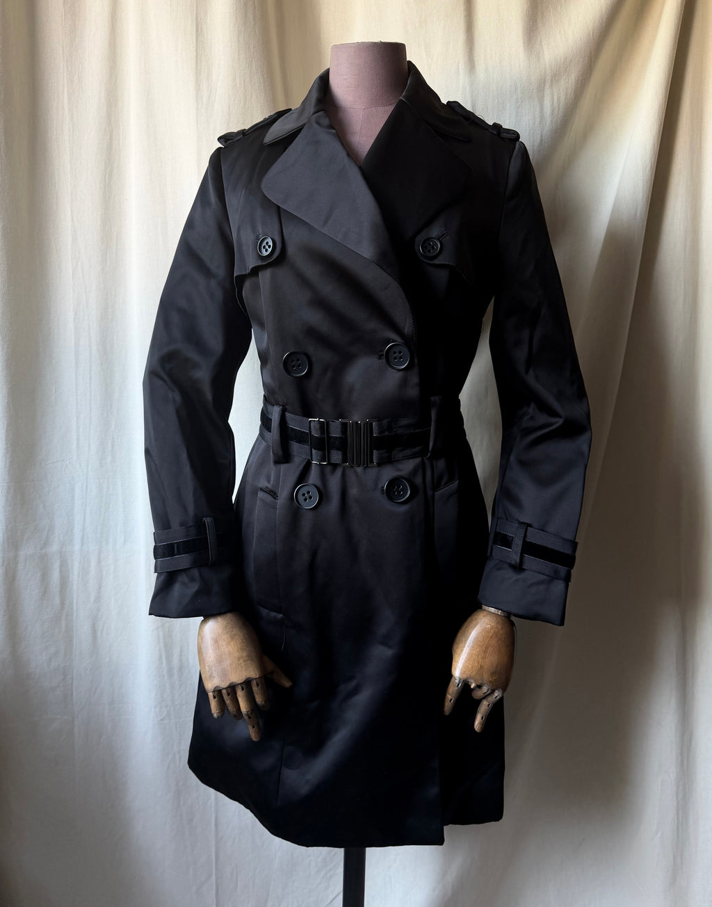 Fitted black satin trench coat with double-breasted closure and integrated belt - Size M