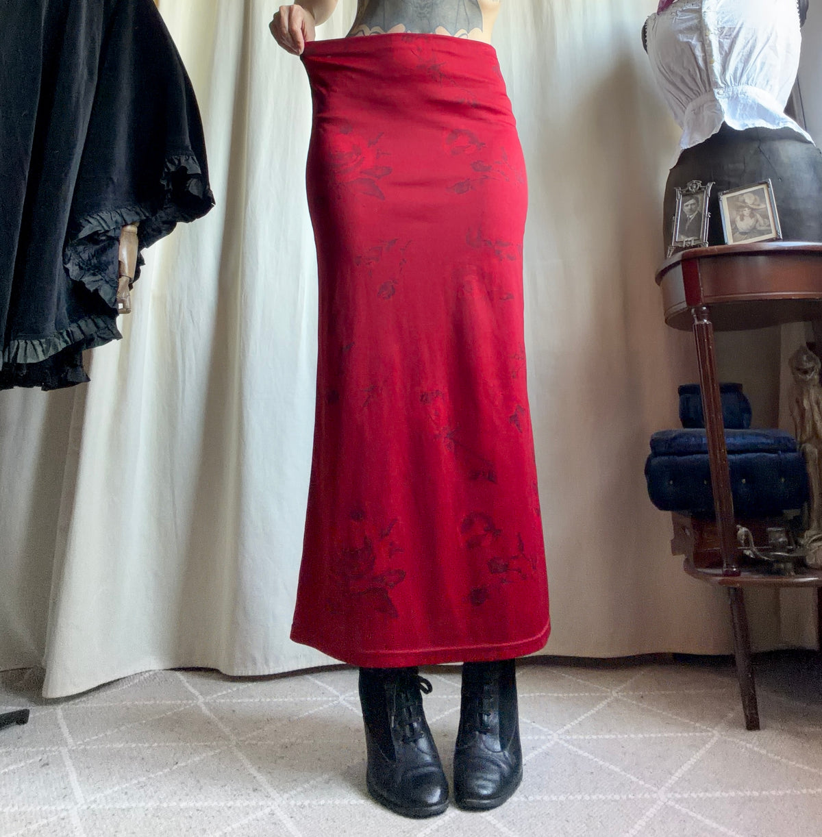 Jupe longue rouge motif floral noir coupe évasée style vampire goth - taille M