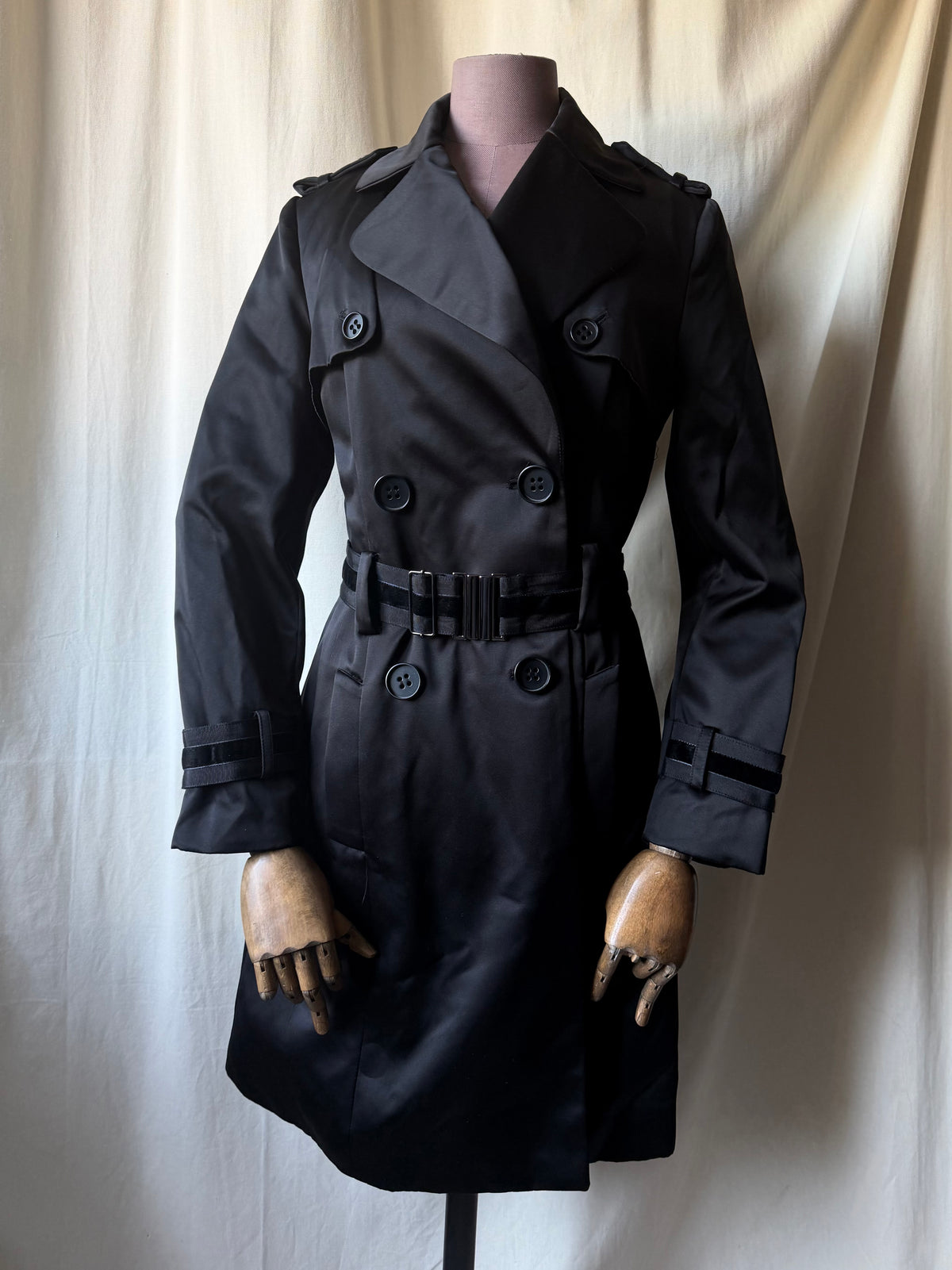 Fitted black satin trench coat with double-breasted closure and integrated belt - Size M