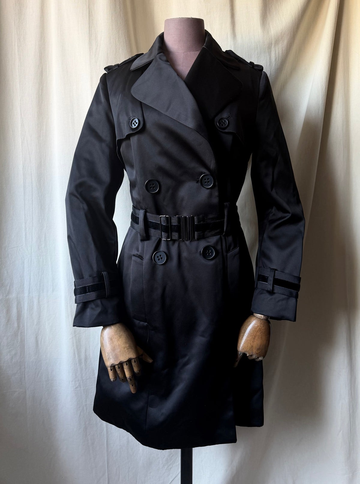Fitted black satin trench coat with double-breasted closure and integrated belt - Size M