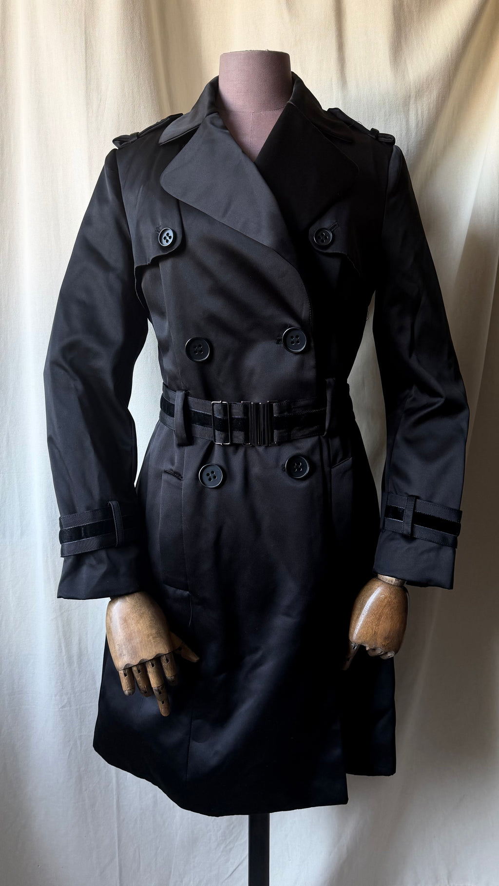 Fitted black satin trench coat with double-breasted closure and integrated belt - Size M