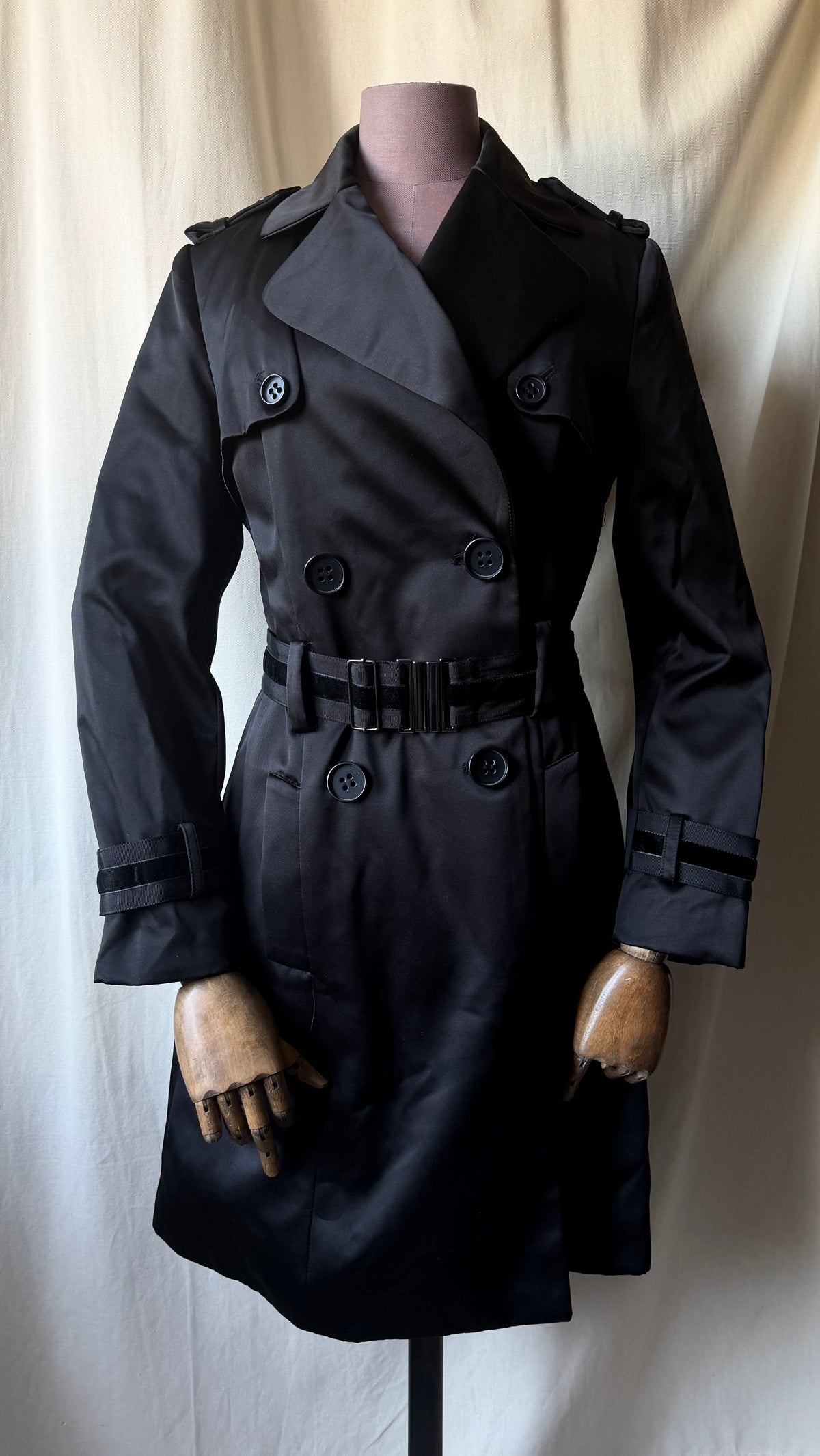 Fitted black satin trench coat with double-breasted closure and integrated belt - Size M