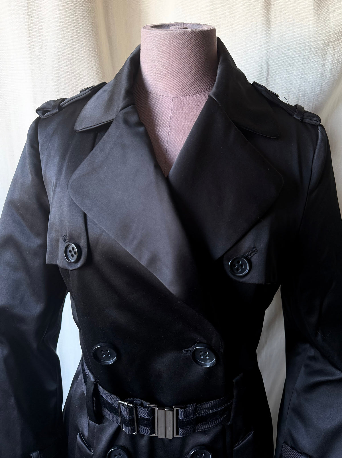 Fitted black satin trench coat with double-breasted closure and integrated belt - Size M