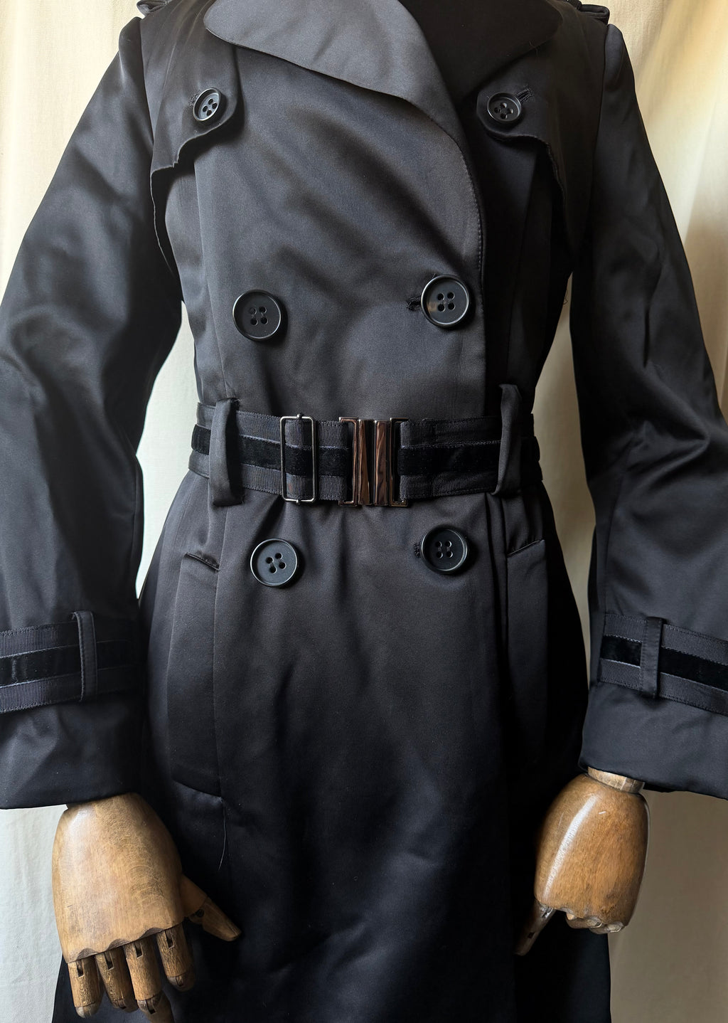 Fitted black satin trench coat with double-breasted closure and integrated belt - Size M