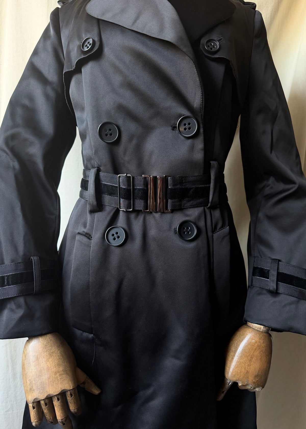 Fitted black satin trench coat with double-breasted closure and integrated belt - Size M