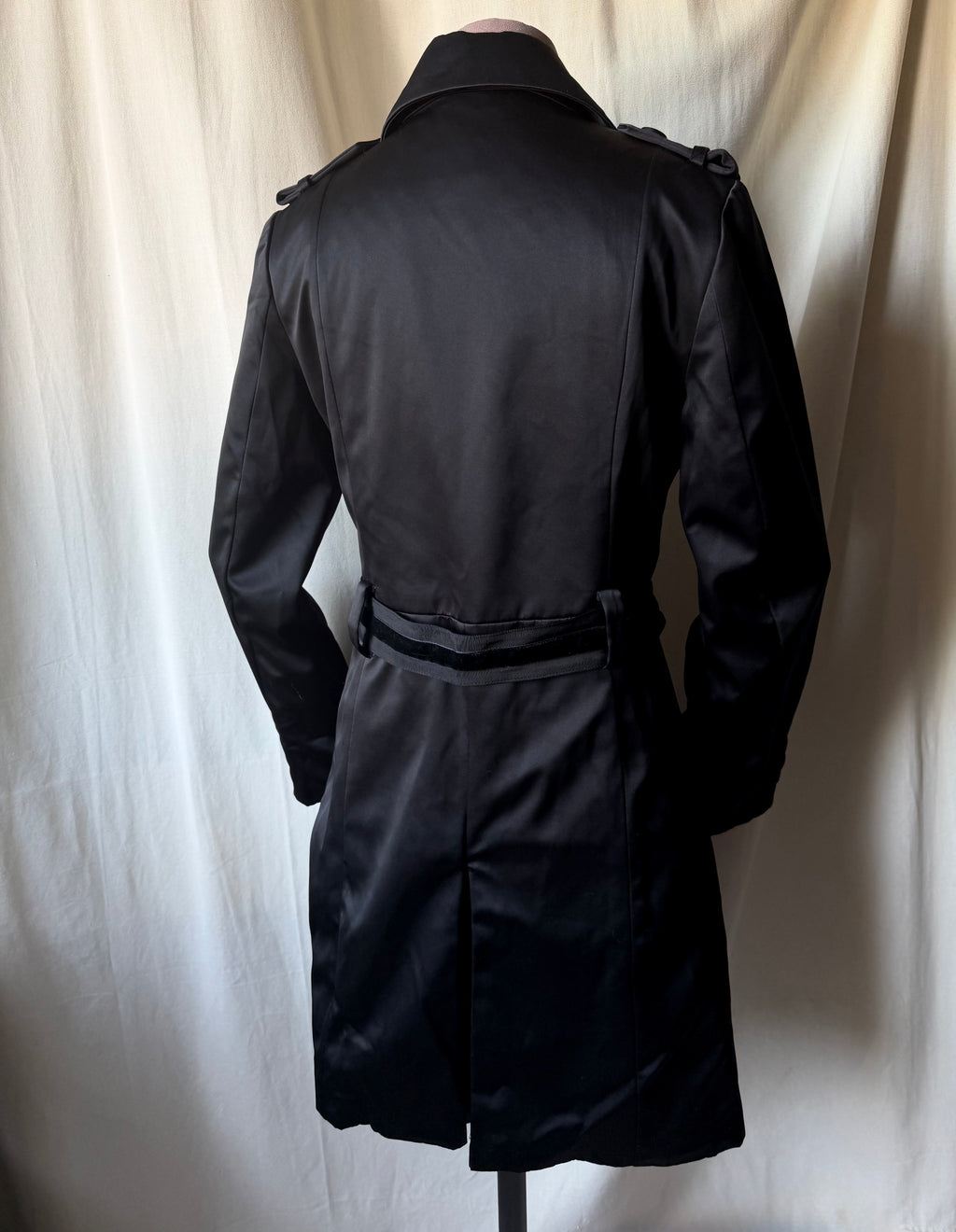 Fitted black satin trench coat with double-breasted closure and integrated belt - Size M
