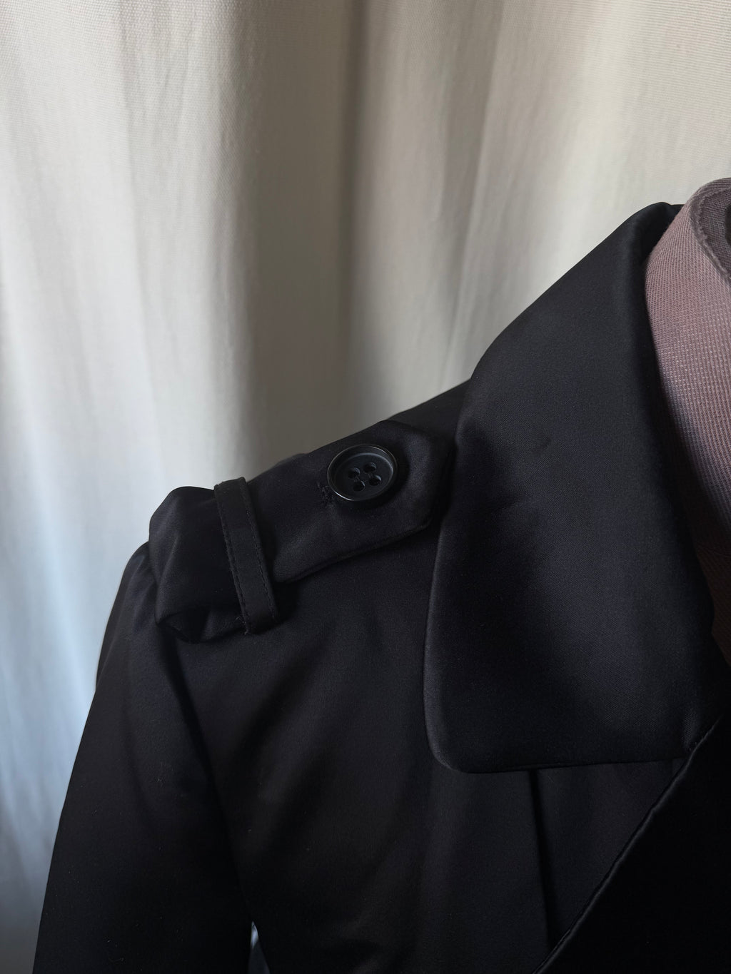 Fitted black satin trench coat with double-breasted closure and integrated belt - Size M