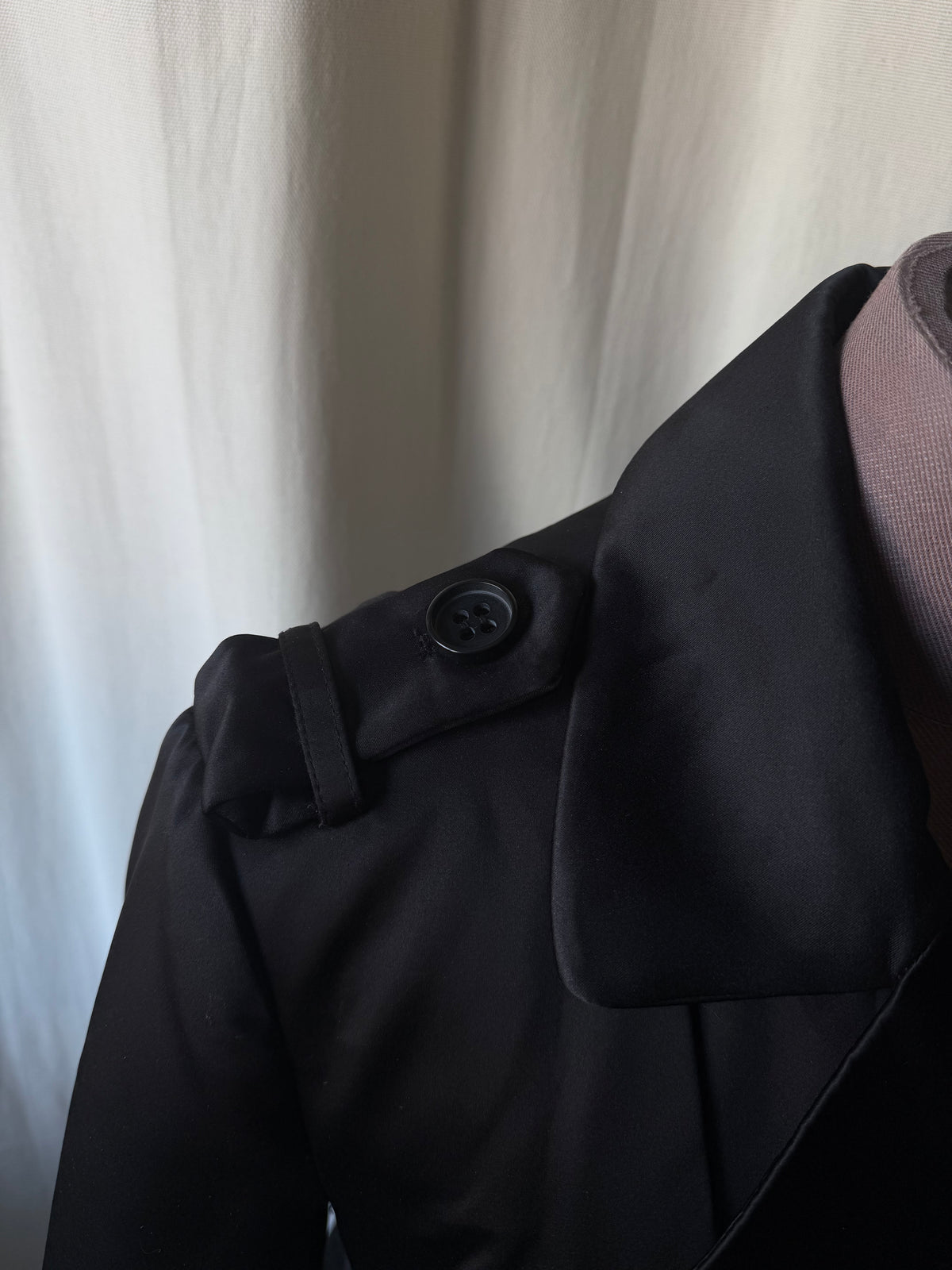 Fitted black satin trench coat with double-breasted closure and integrated belt - Size M
