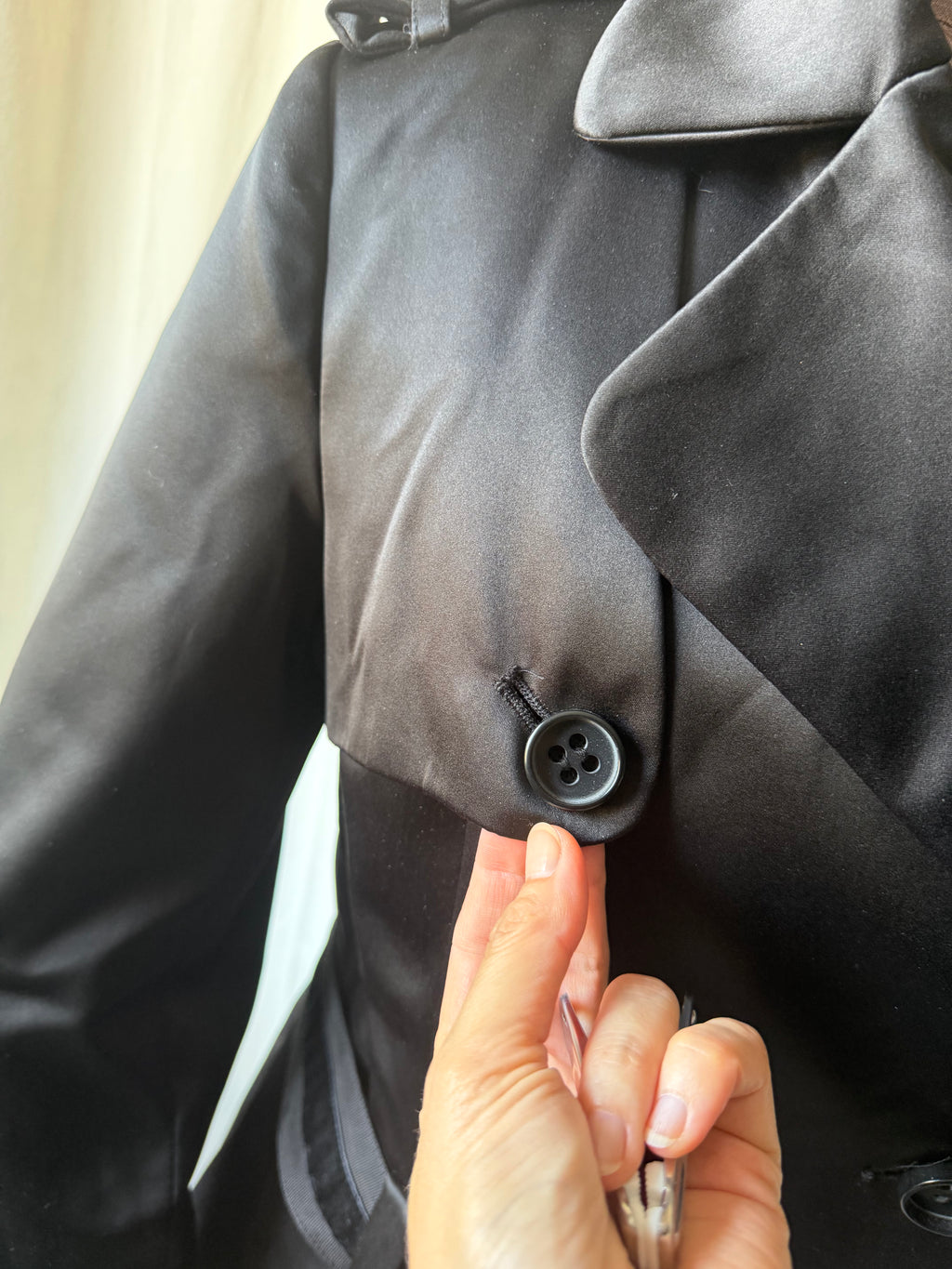 Fitted black satin trench coat with double-breasted closure and integrated belt - Size M