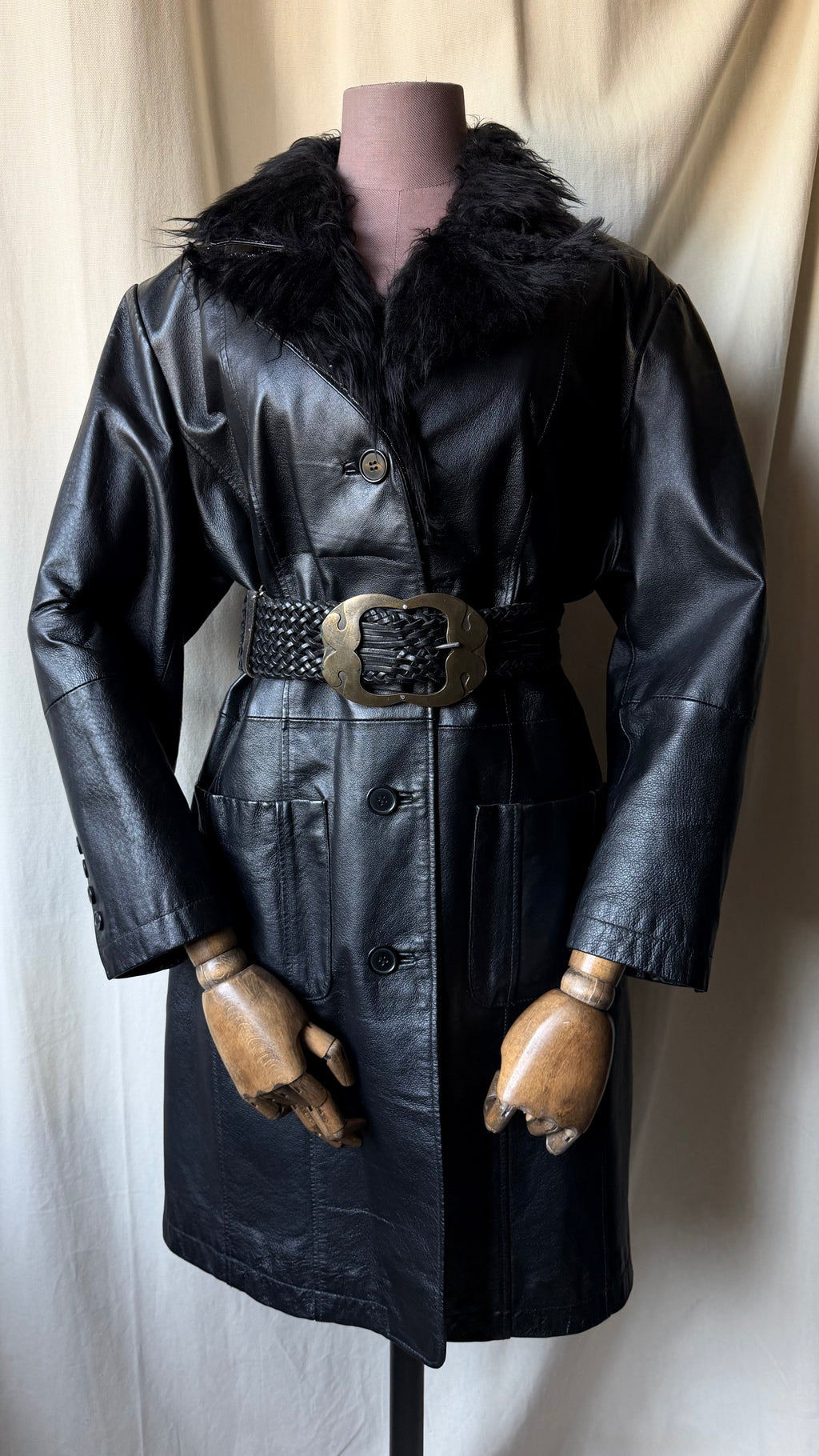 Manteau long oversize en cuir noir col fausse fourrure  - Taille L/XL