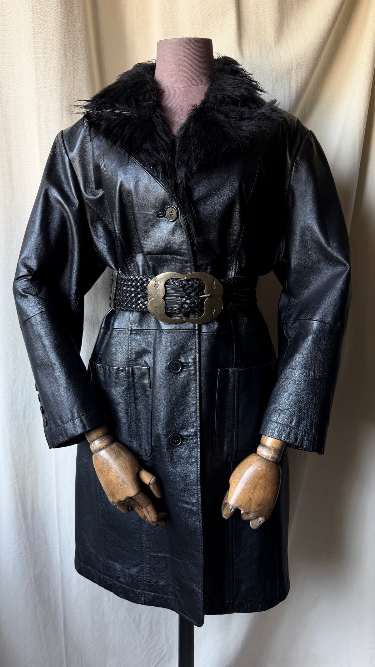 Manteau long oversize en cuir noir col fausse fourrure  - Taille L/XL