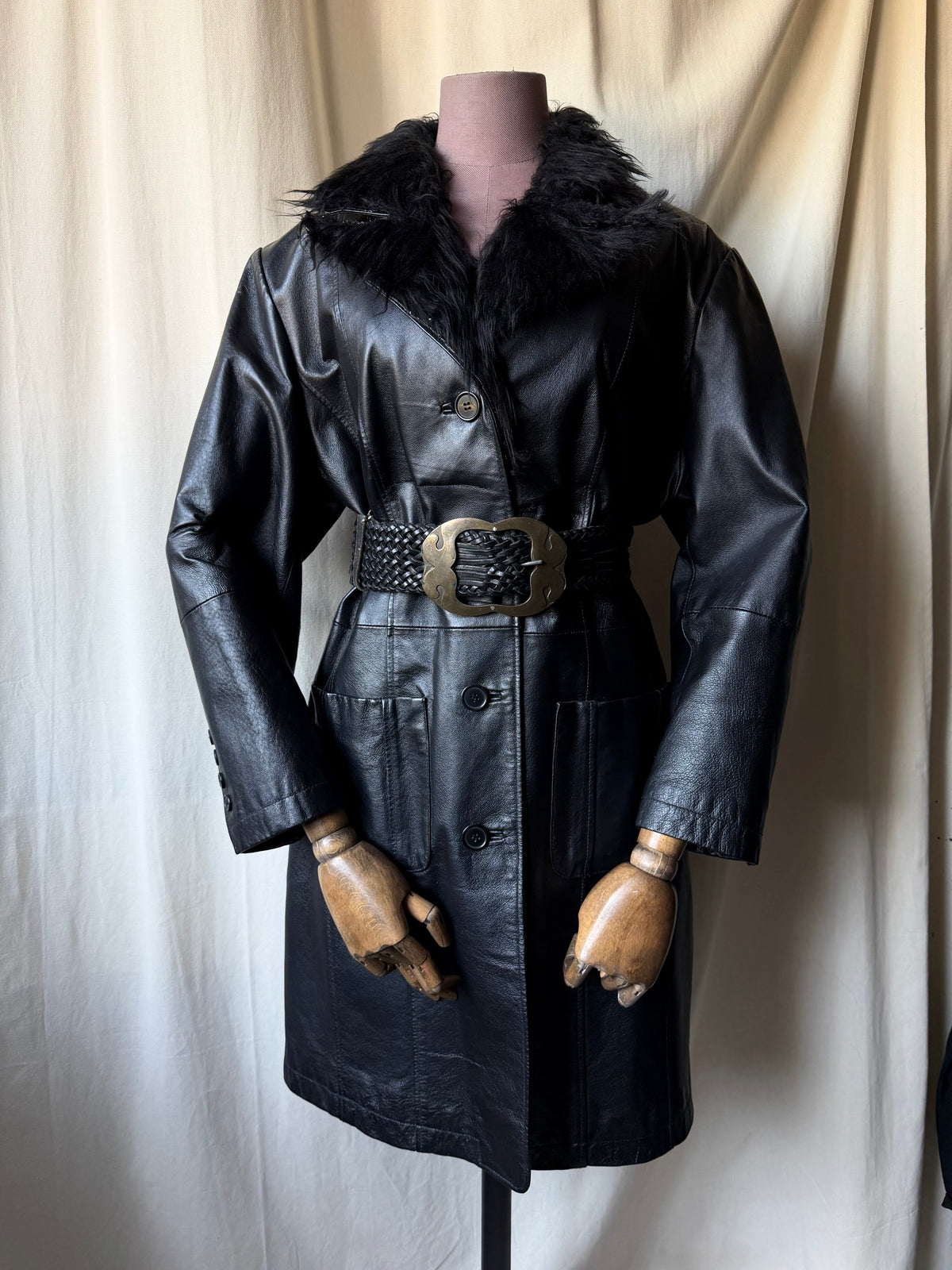 Manteau long oversize en cuir noir col fausse fourrure  - Taille L/XL
