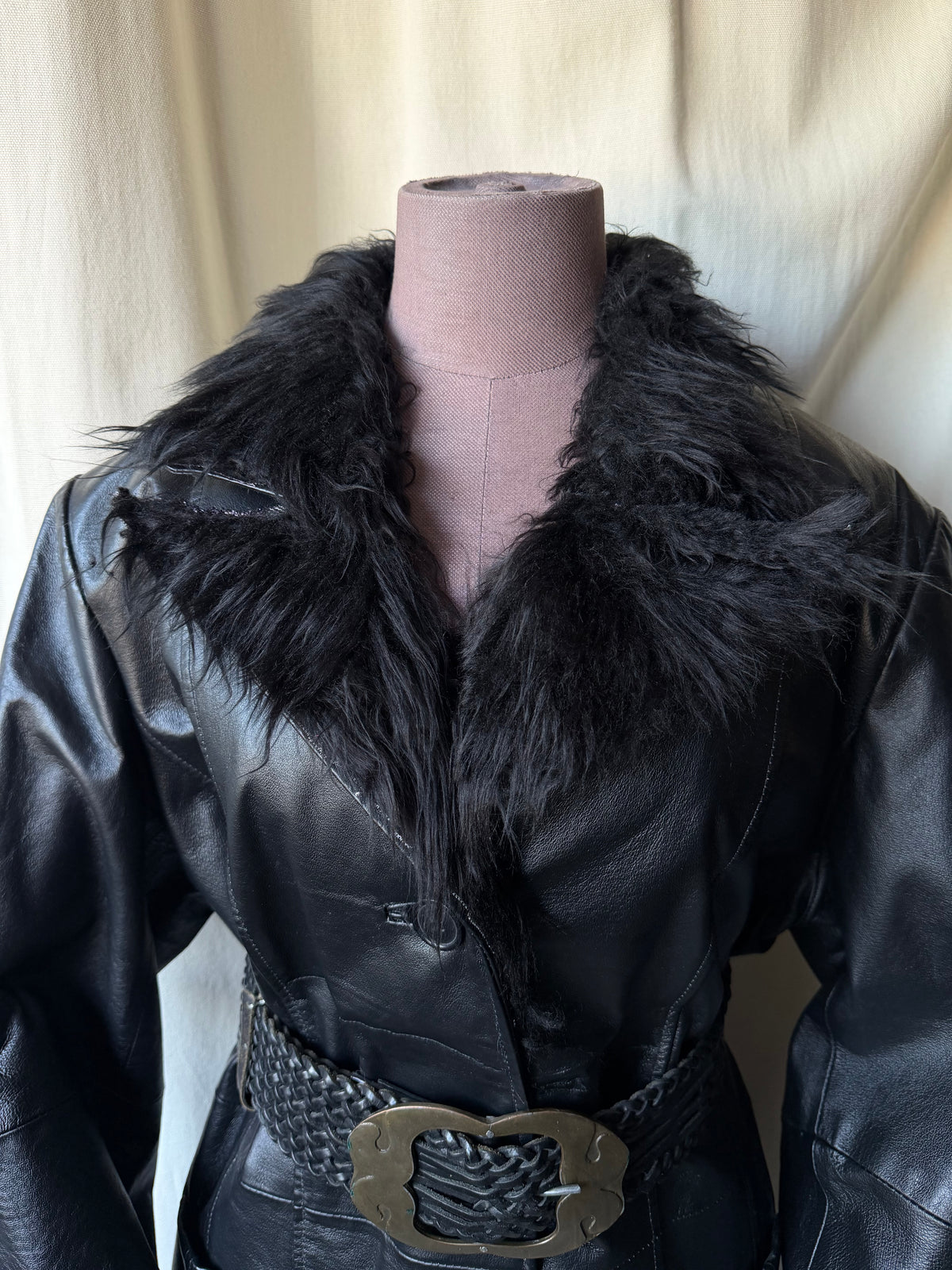 Manteau long oversize en cuir noir col fausse fourrure  - Taille L/XL