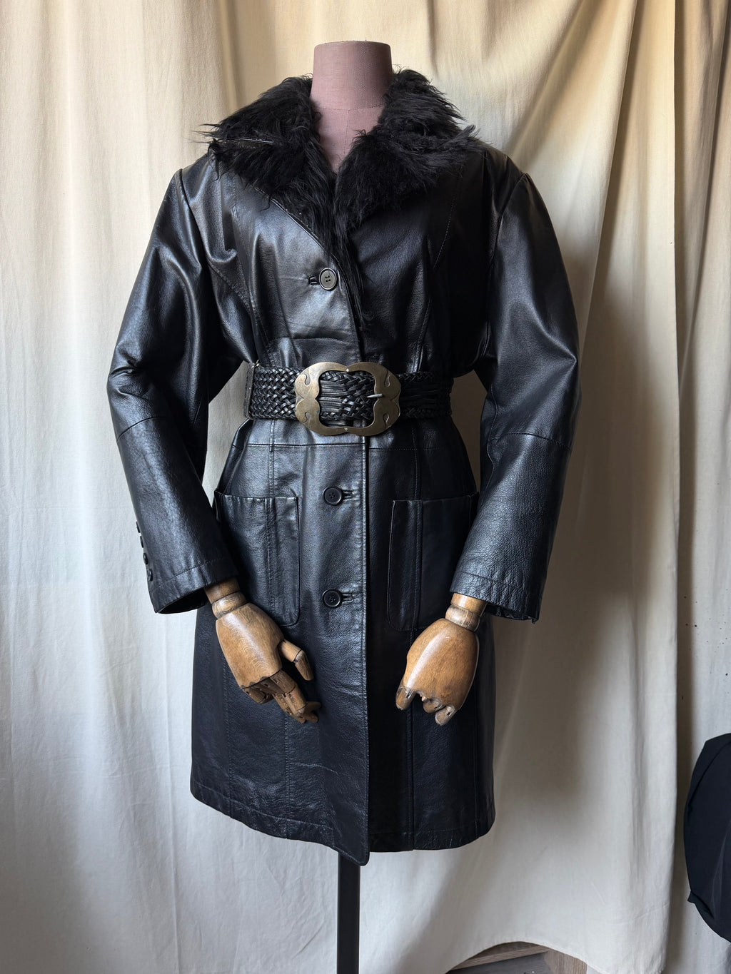 Manteau long oversize en cuir noir col fausse fourrure  - Taille L/XL