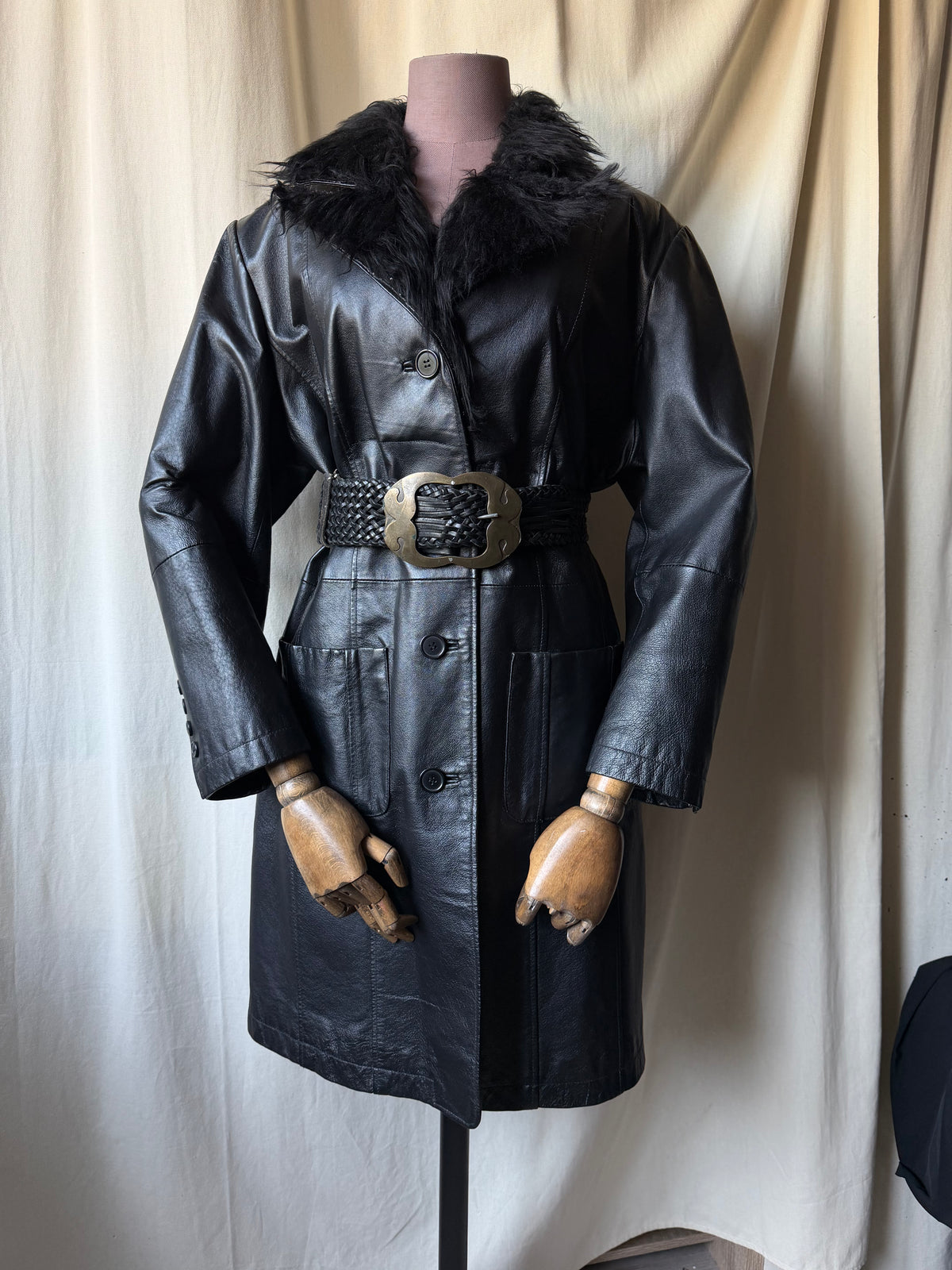Manteau long oversize en cuir noir col fausse fourrure  - Taille L/XL