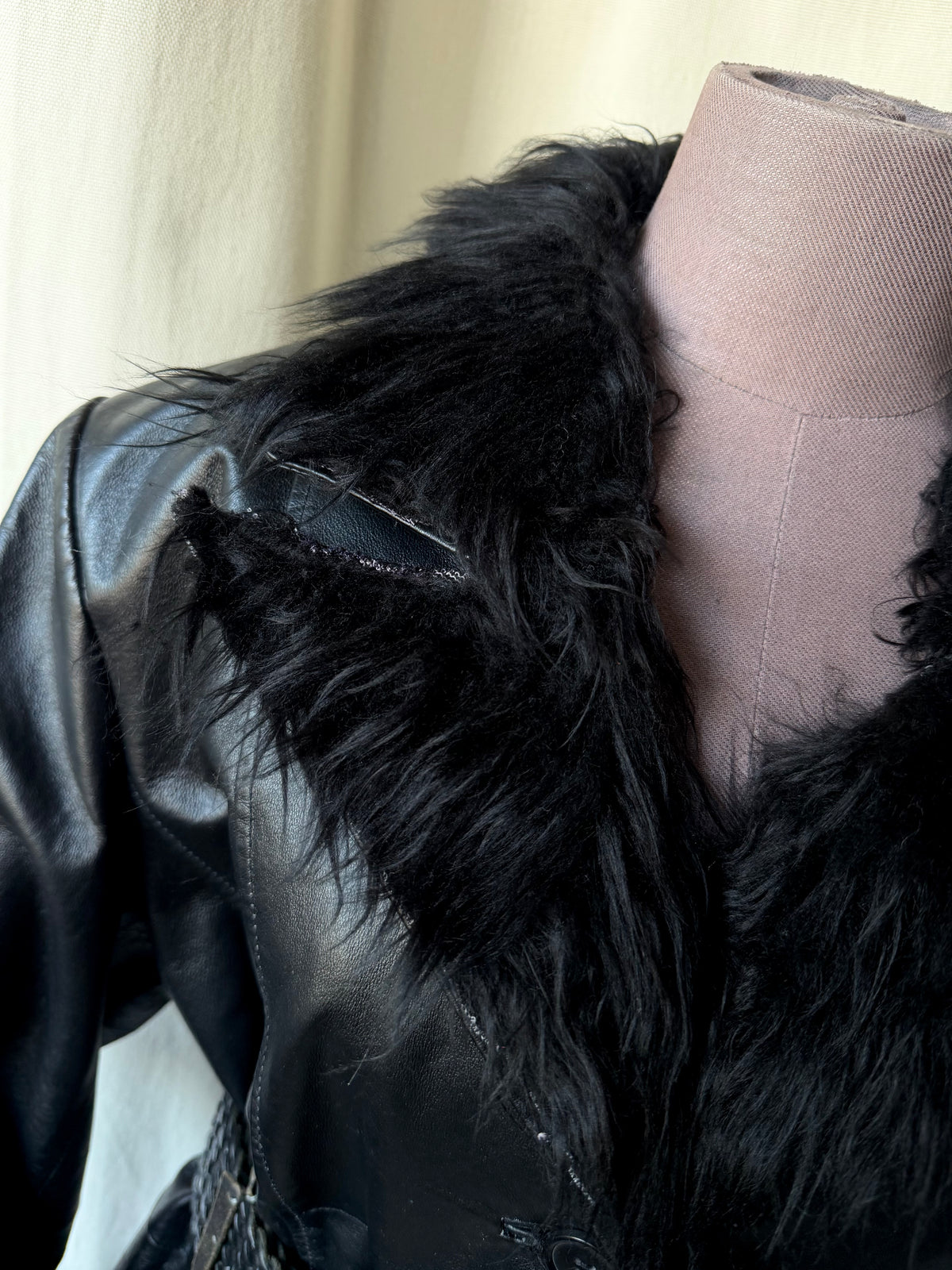Manteau long oversize en cuir noir col fausse fourrure  - Taille L/XL
