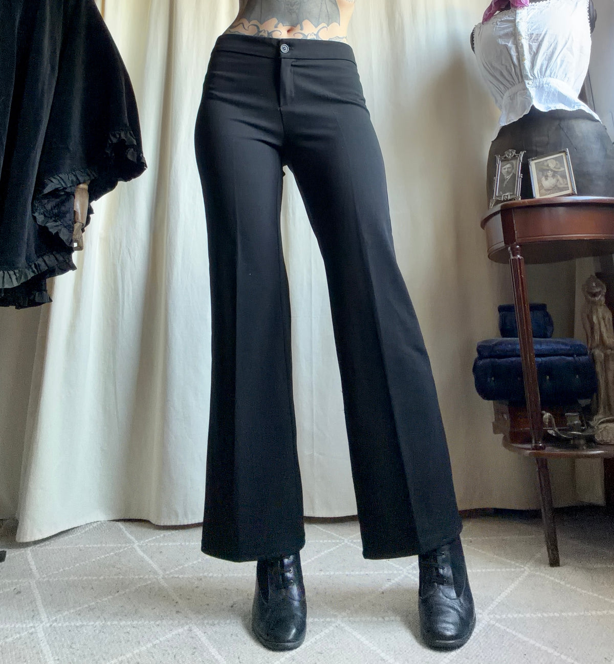 Pantalon noir à jambes larges évasées style office siren corporate goth - taille M
