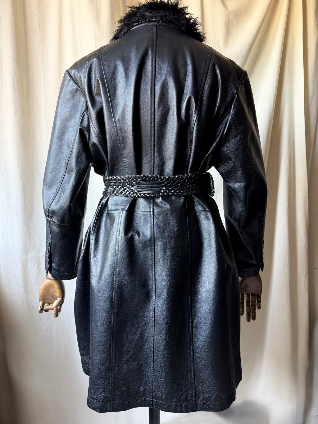 Manteau long oversize en cuir noir col fausse fourrure  - Taille L/XL