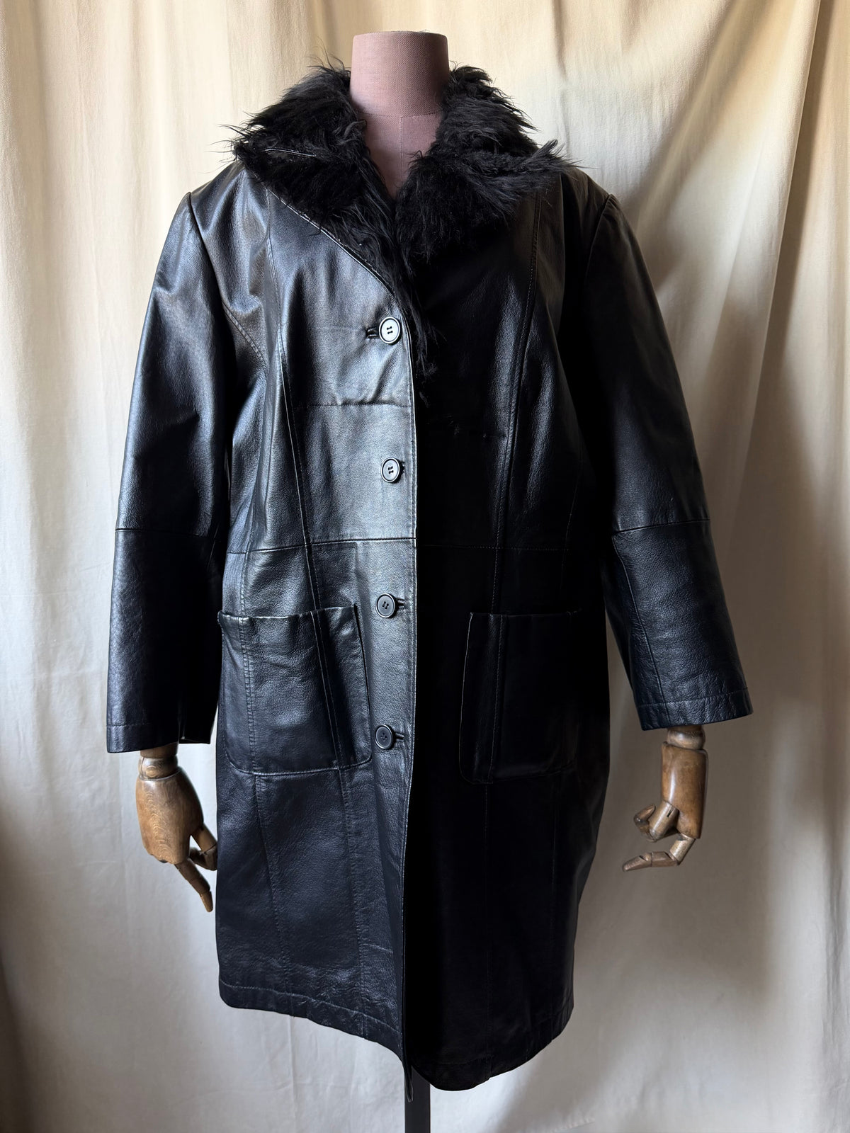 Manteau long oversize en cuir noir col fausse fourrure  - Taille L/XL