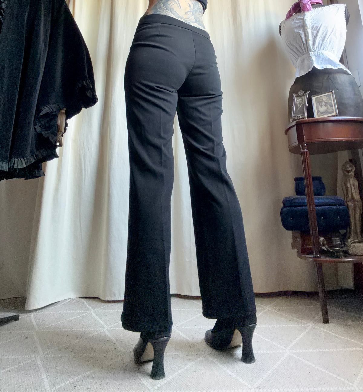 Pantalon noir à jambes larges évasées style office siren corporate goth - taille M