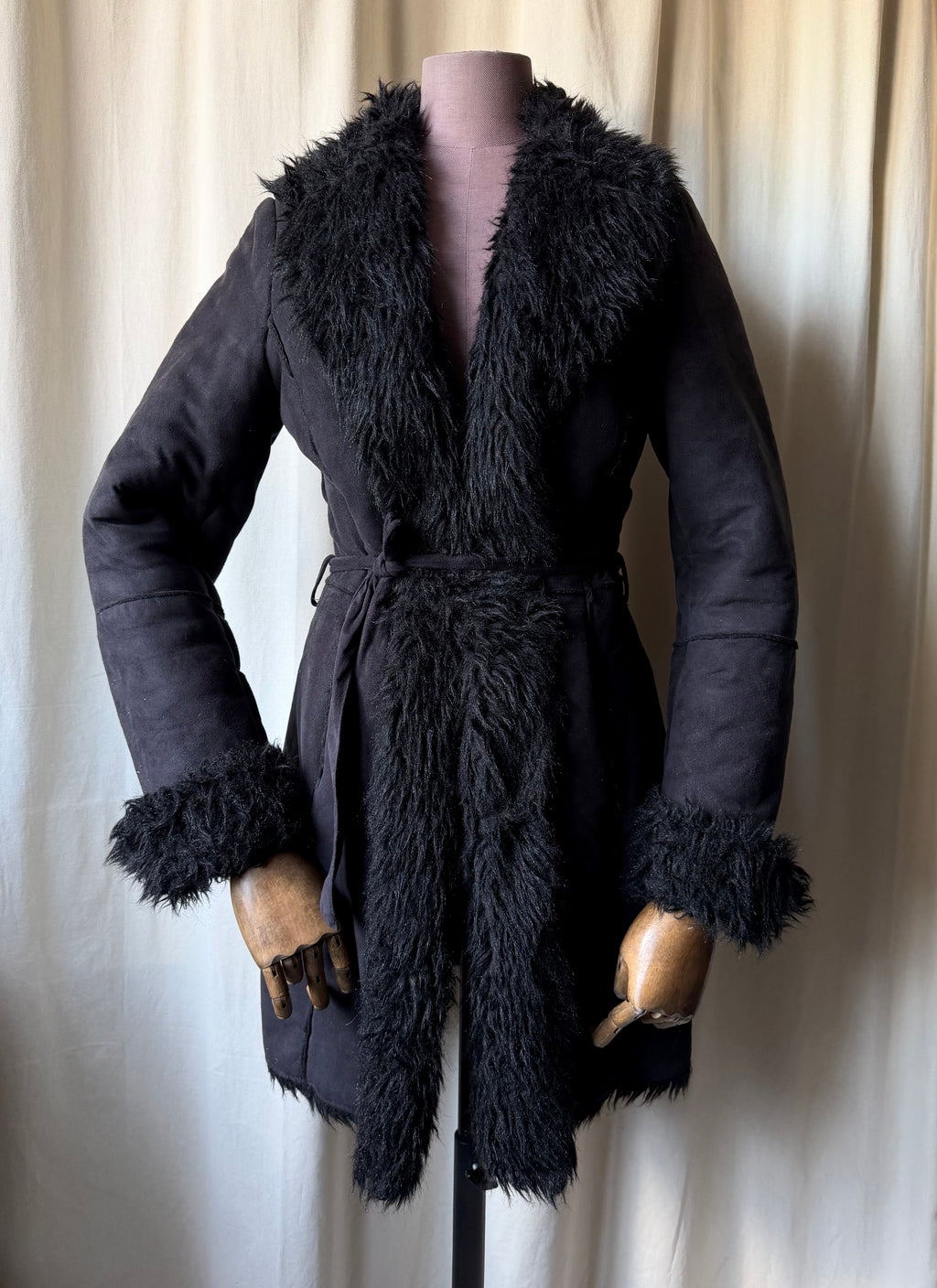 Manteau noir en suédine bordé fausse fourrure style pennylane - Taille M/L