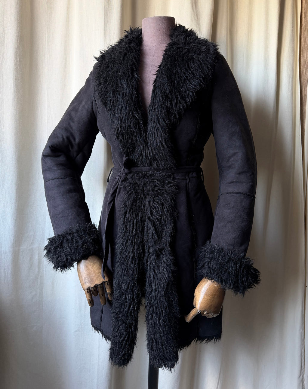 Manteau noir en suédine bordé fausse fourrure style pennylane - Taille M/L