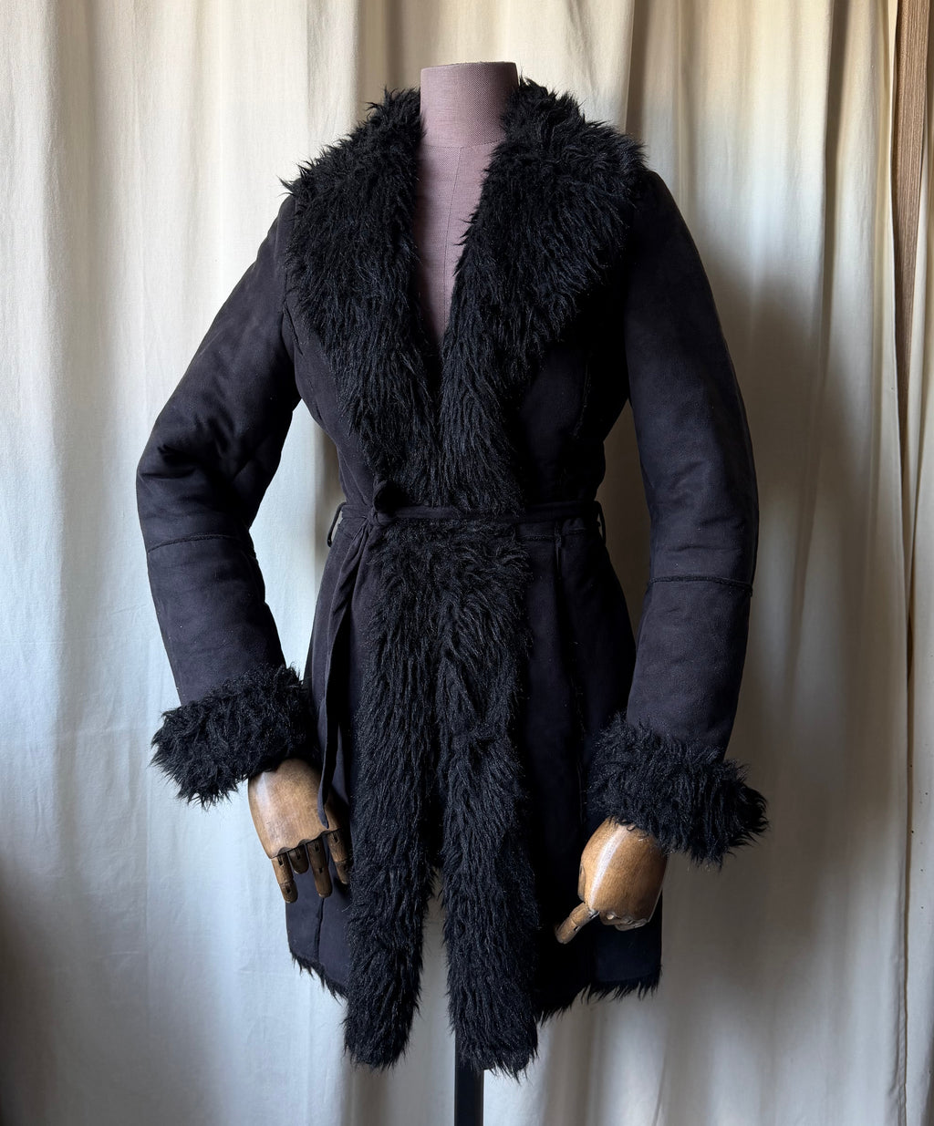 Manteau noir en suédine bordé fausse fourrure style pennylane - Taille M/L