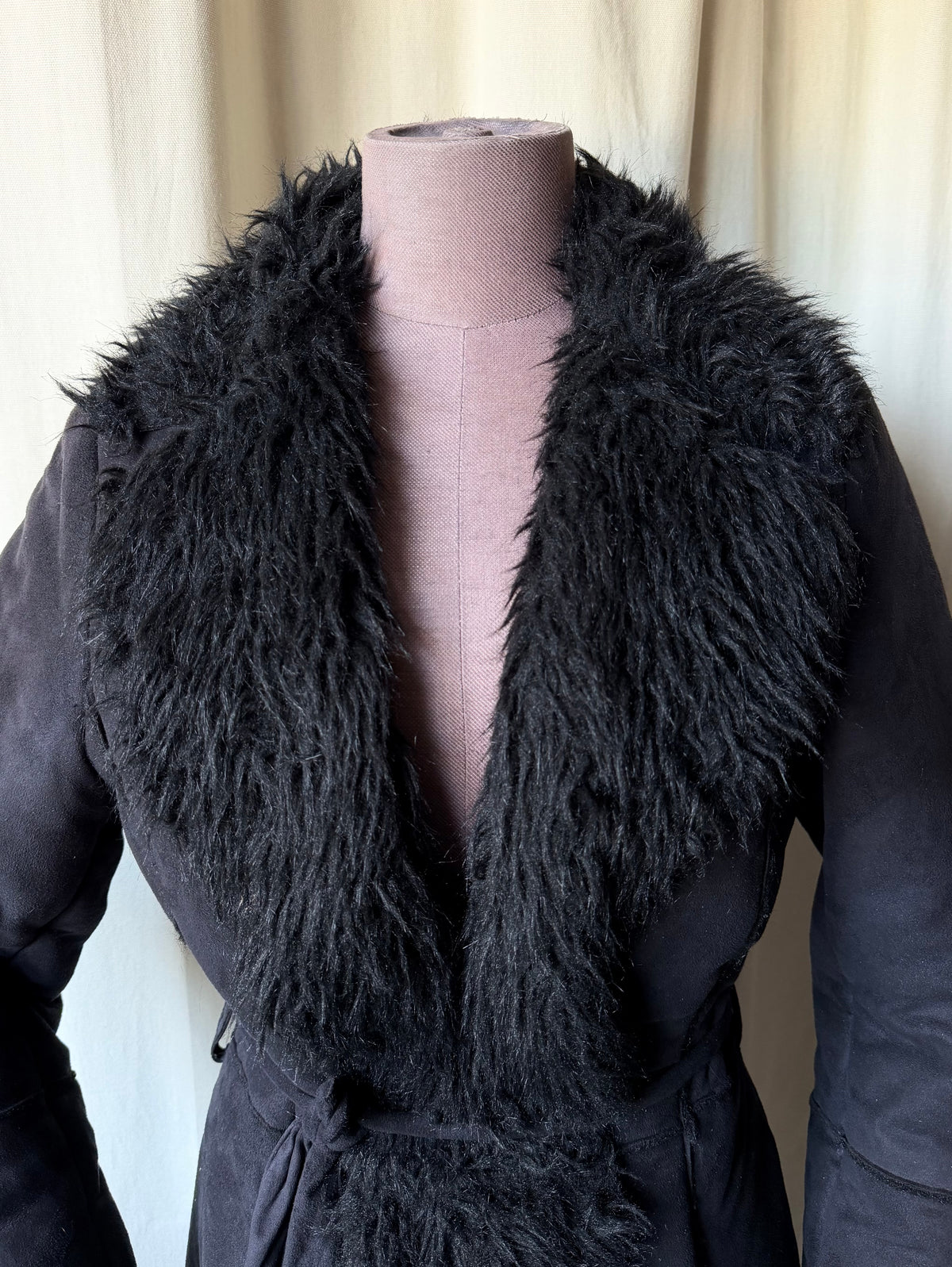 Manteau noir en suédine bordé fausse fourrure style pennylane - Taille M/L