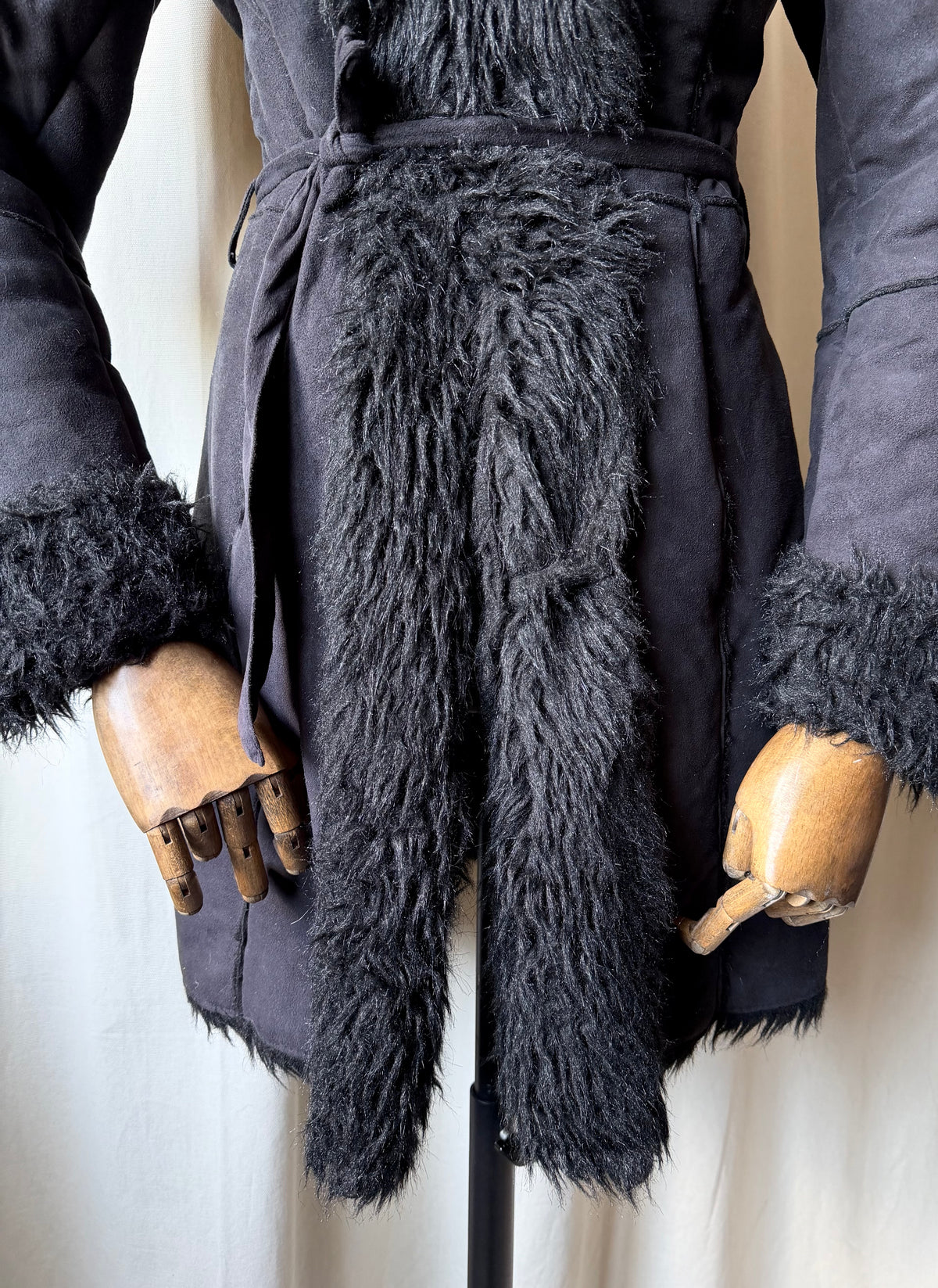 Manteau noir en suédine bordé fausse fourrure style pennylane - Taille M/L