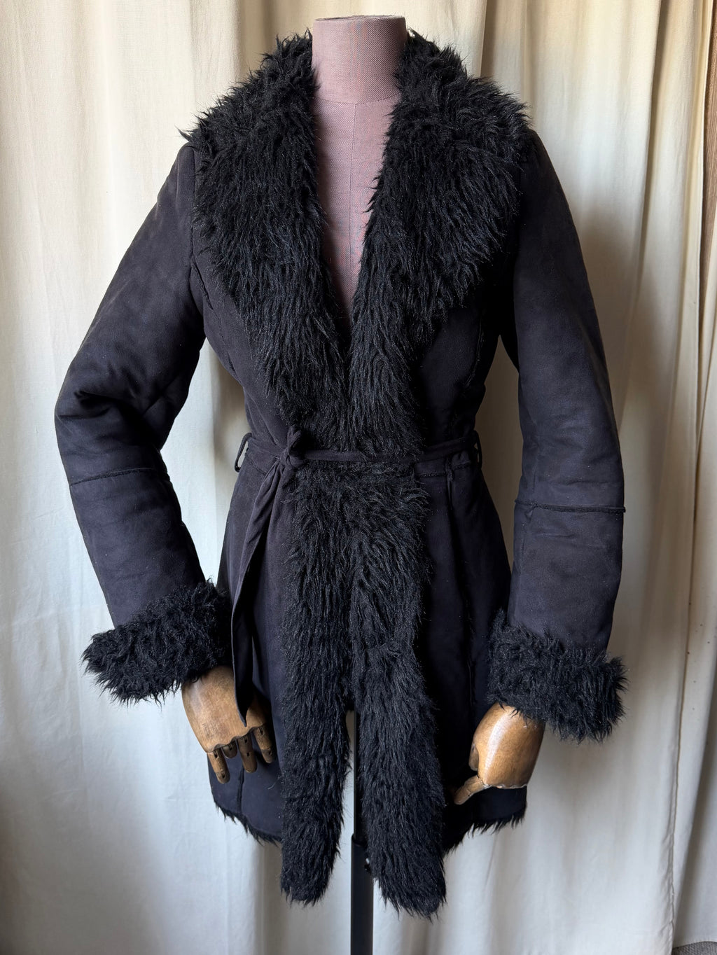Manteau noir en suédine bordé fausse fourrure style pennylane - Taille M/L