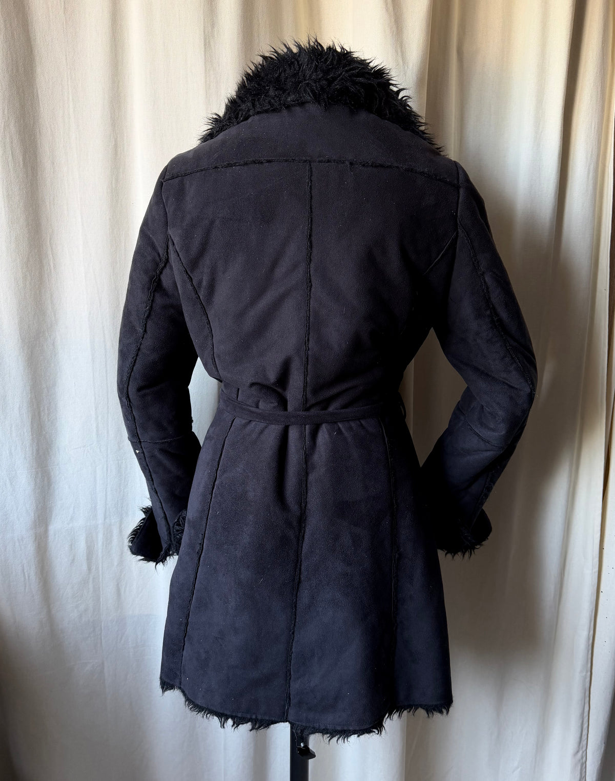 Manteau noir en suédine bordé fausse fourrure style pennylane - Taille M/L