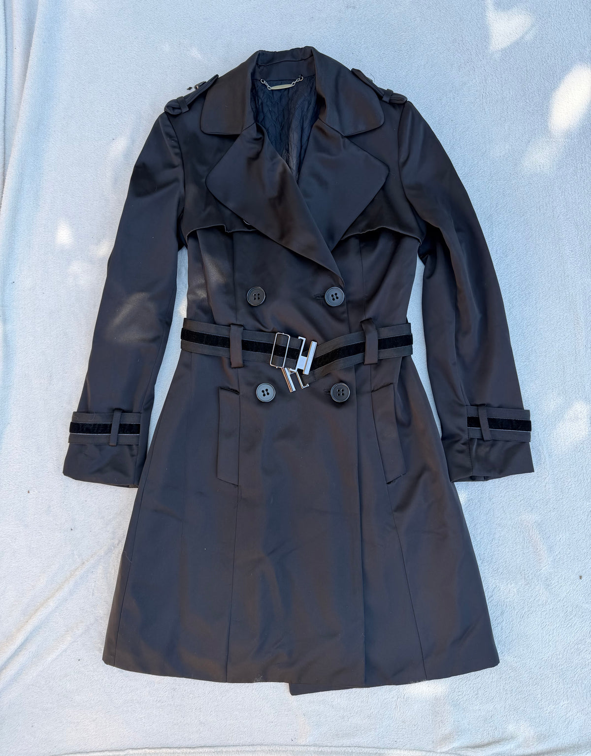 Fitted black satin trench coat with double-breasted closure and integrated belt - Size M
