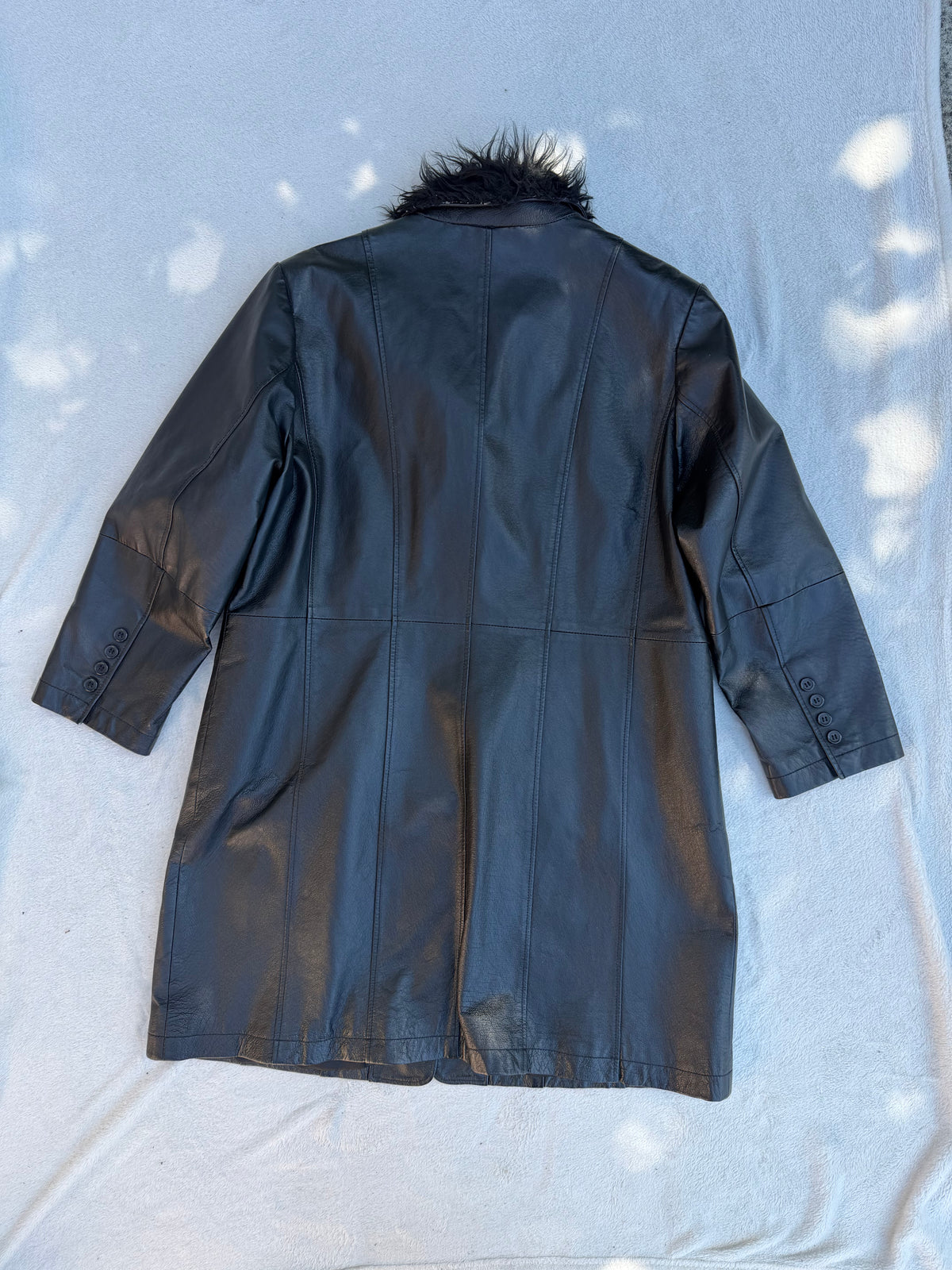 Manteau long oversize en cuir noir col fausse fourrure  - Taille L/XL