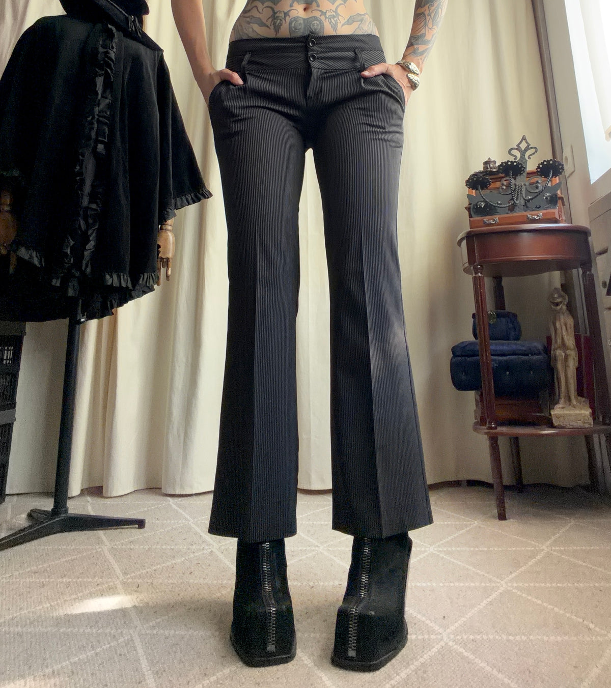 Pantalon noir à fines rayures taille basse coupe flare style office siren corporate goth – taille S