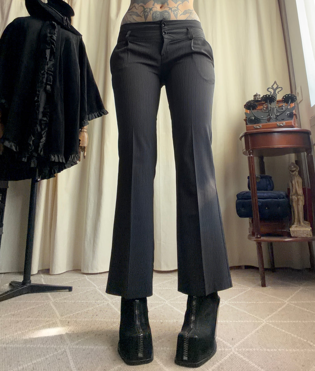 Pantalon noir à fines rayures taille basse coupe flare style office siren corporate goth – taille S