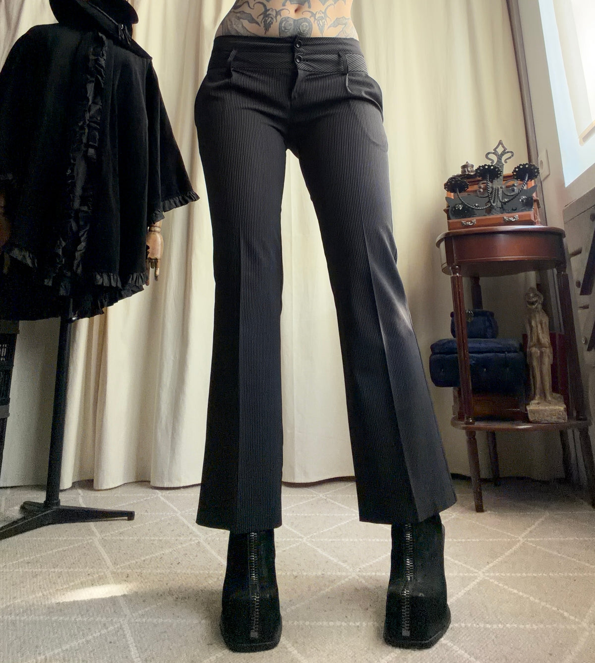 Pantalon noir à fines rayures taille basse coupe flare style office siren corporate goth – taille S