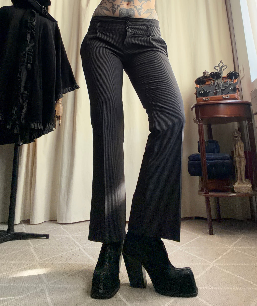 Pantalon noir à fines rayures taille basse coupe flare style office siren corporate goth – taille S