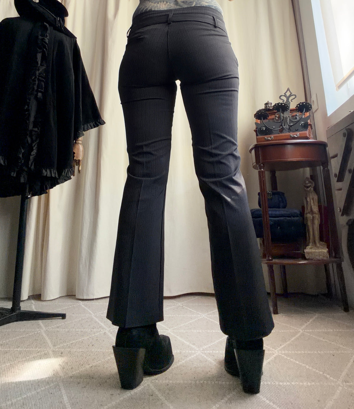 Pantalon noir à fines rayures taille basse coupe flare style office siren corporate goth – taille S
