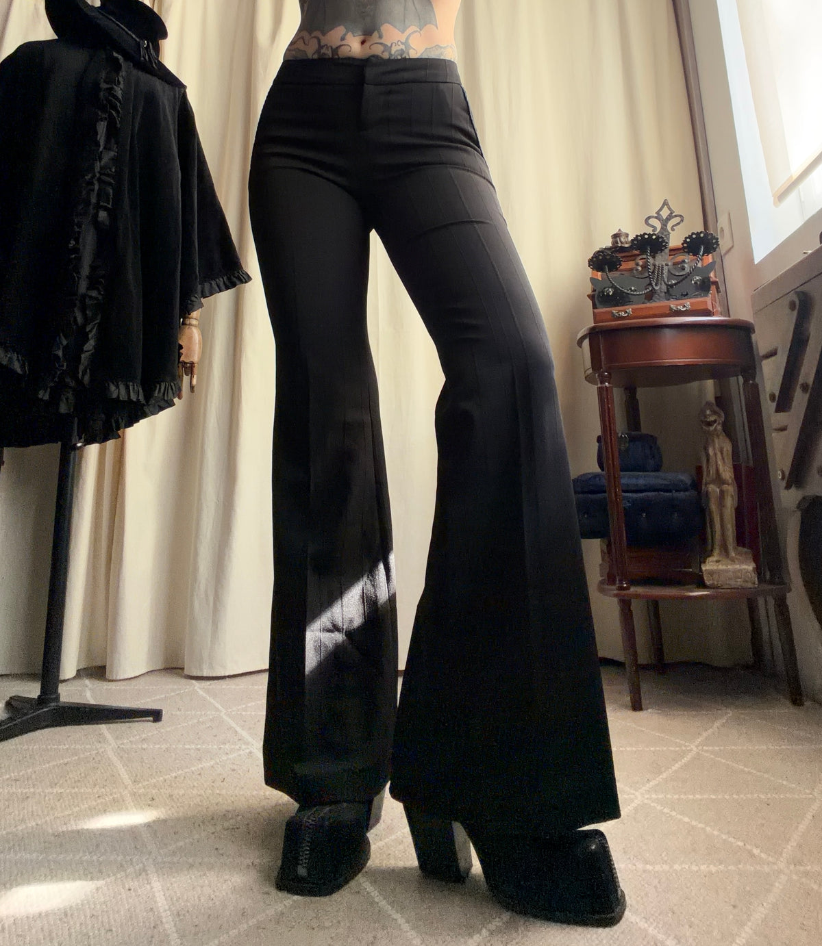 Pantalon noir taille basse coupe flare jambes très évasées style office siren Y2K goth – taille XS