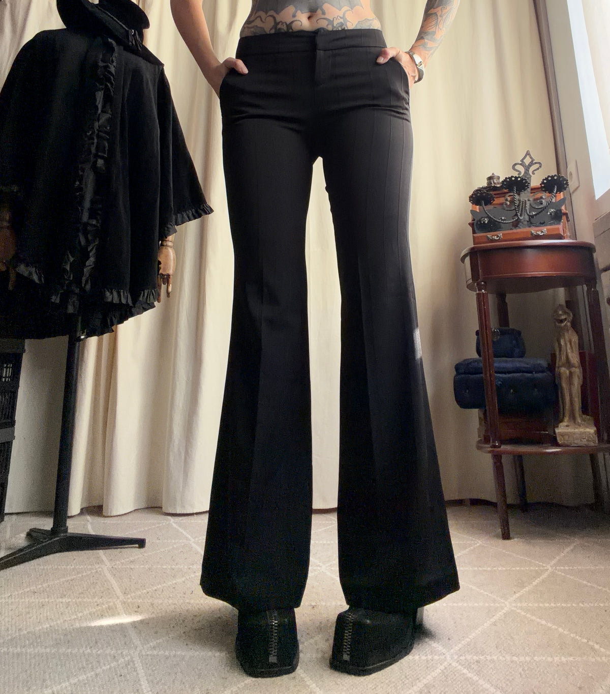 Pantalon noir taille basse coupe flare jambes très évasées style office siren Y2K goth – taille XS
