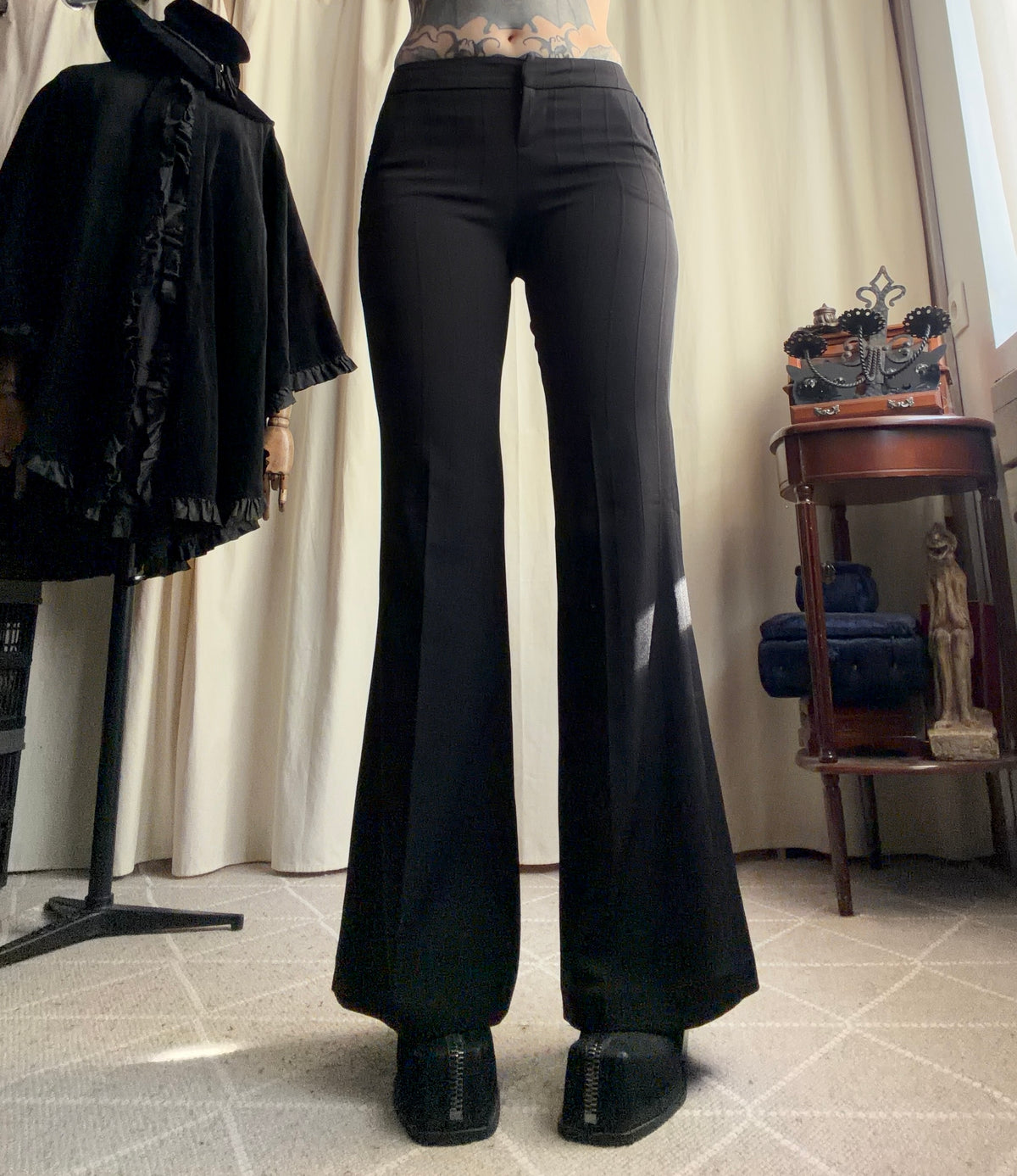 Pantalon noir taille basse coupe flare jambes très évasées style office siren Y2K goth – taille XS