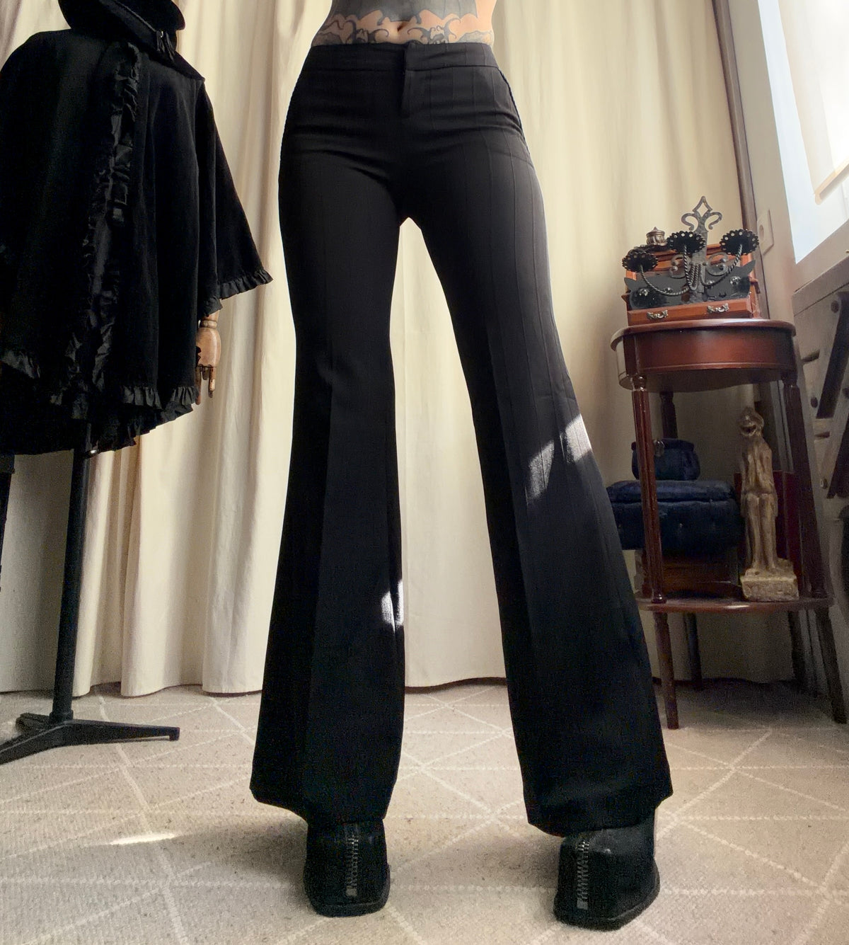 Pantalon noir taille basse coupe flare jambes très évasées style office siren Y2K goth – taille XS