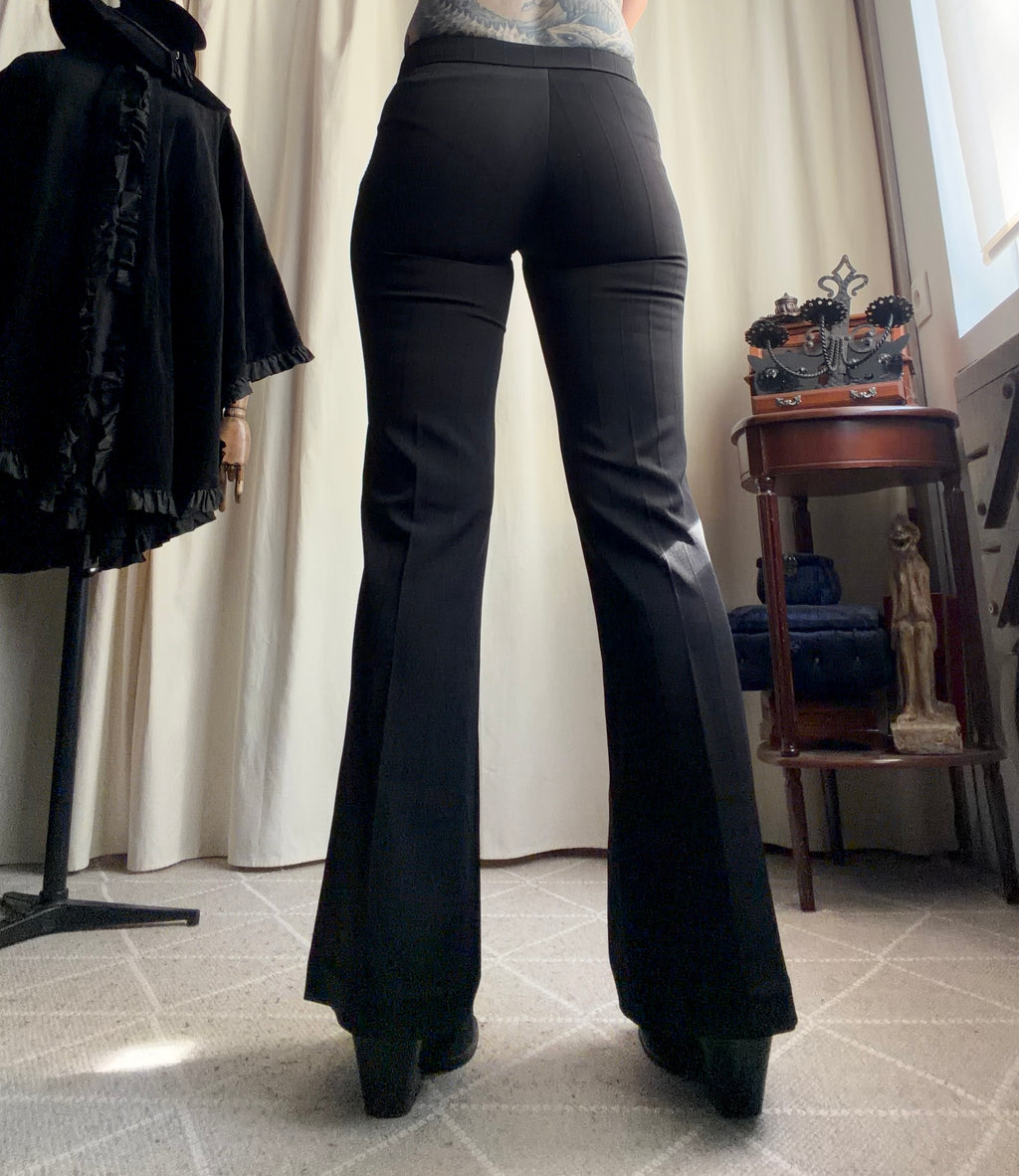 Pantalon noir taille basse coupe flare jambes très évasées style office siren Y2K goth – taille XS