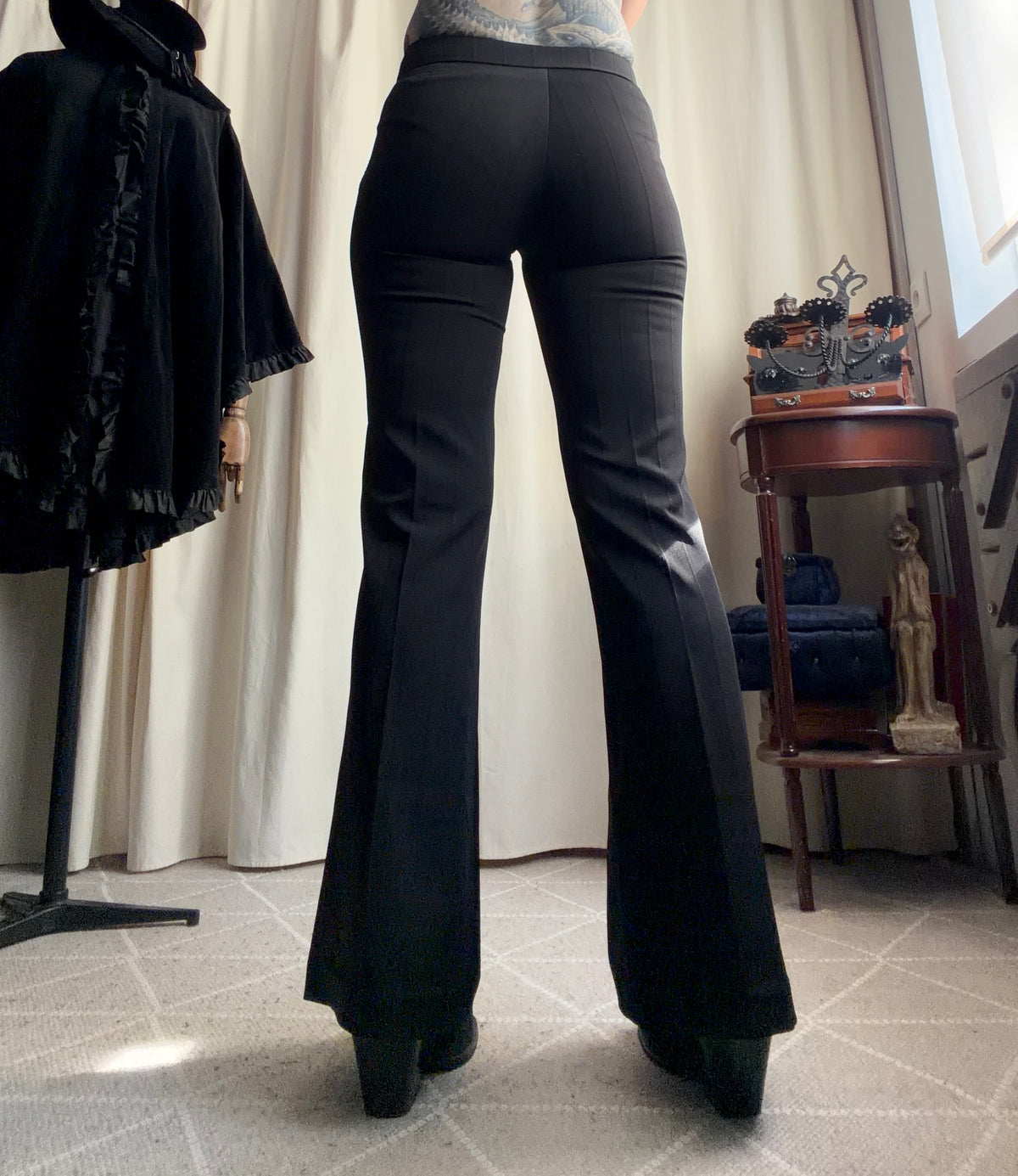 Pantalon noir taille basse coupe flare jambes très évasées style office siren Y2K goth – taille XS