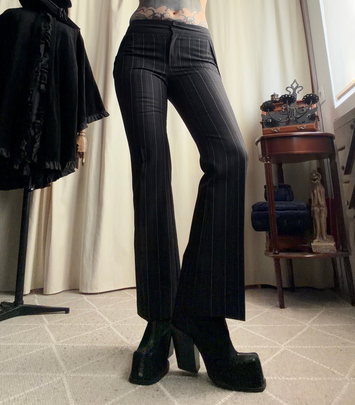 Pantalon noir à fines rayures taille basse style office siren corporate goth – taille XS/S