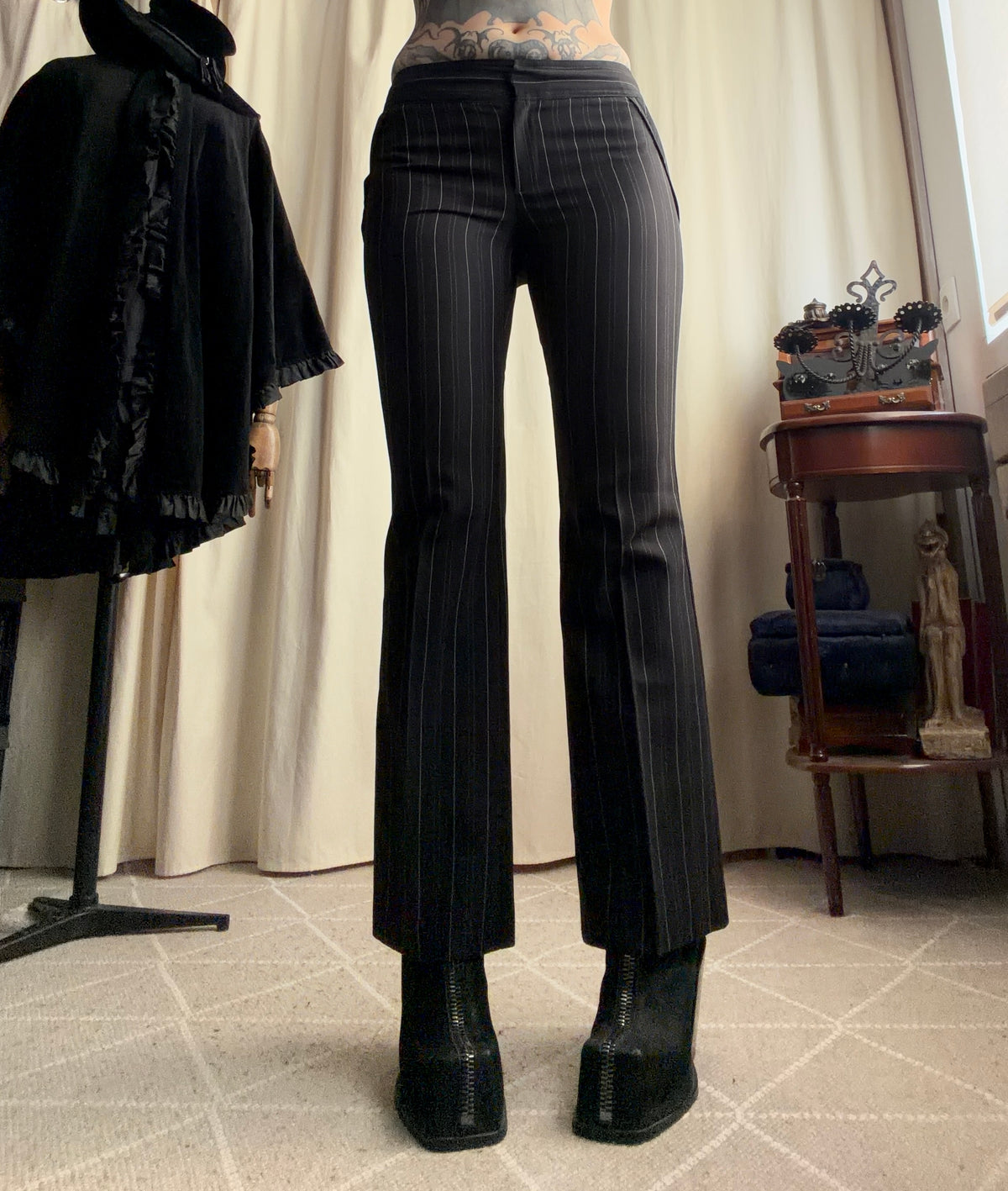 Pantalon noir à fines rayures taille basse style office siren corporate goth – taille XS/S